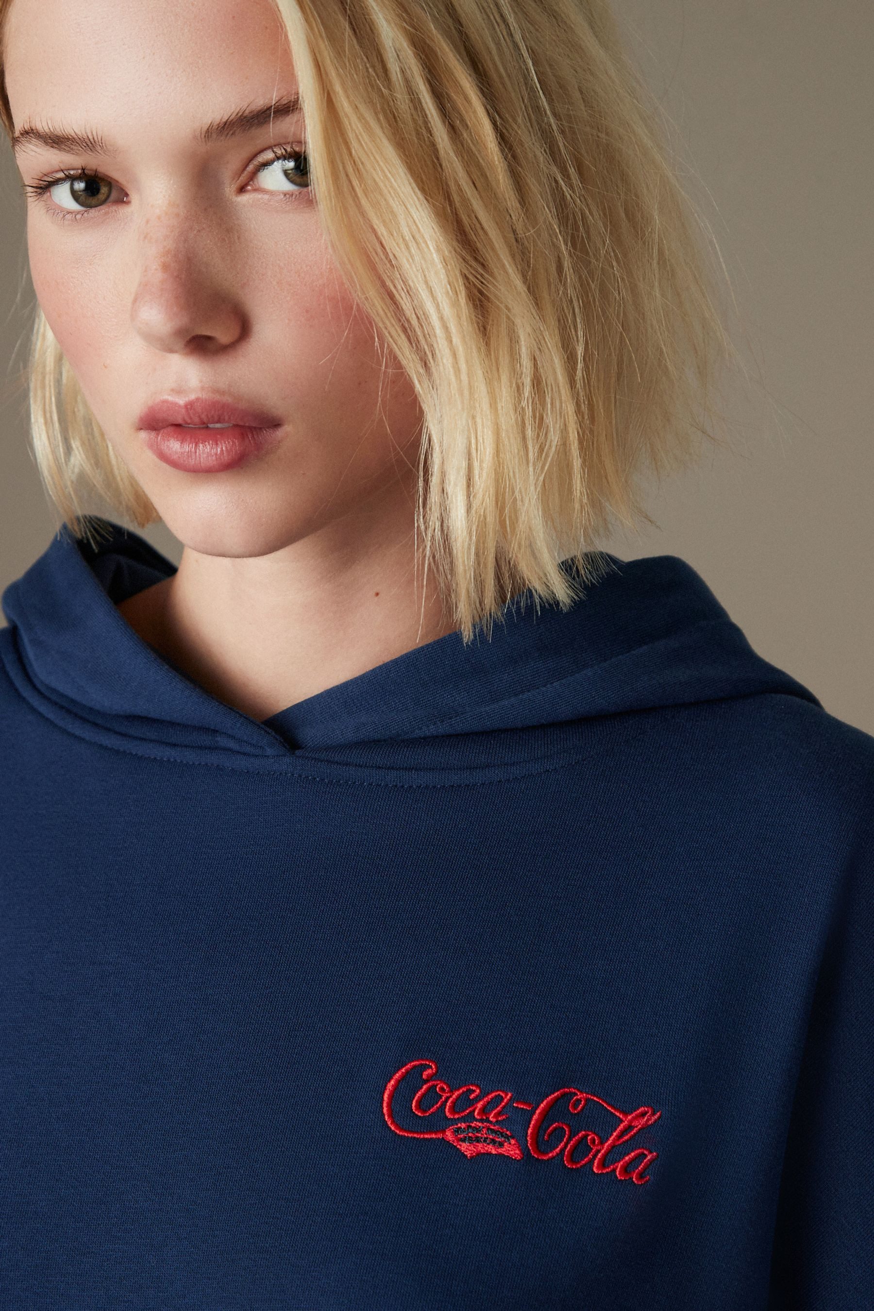 Next Kapuzensweatshirt Lizenziertes Sweatshirt, Coca Cola, Kurzgröße (1-tlg)