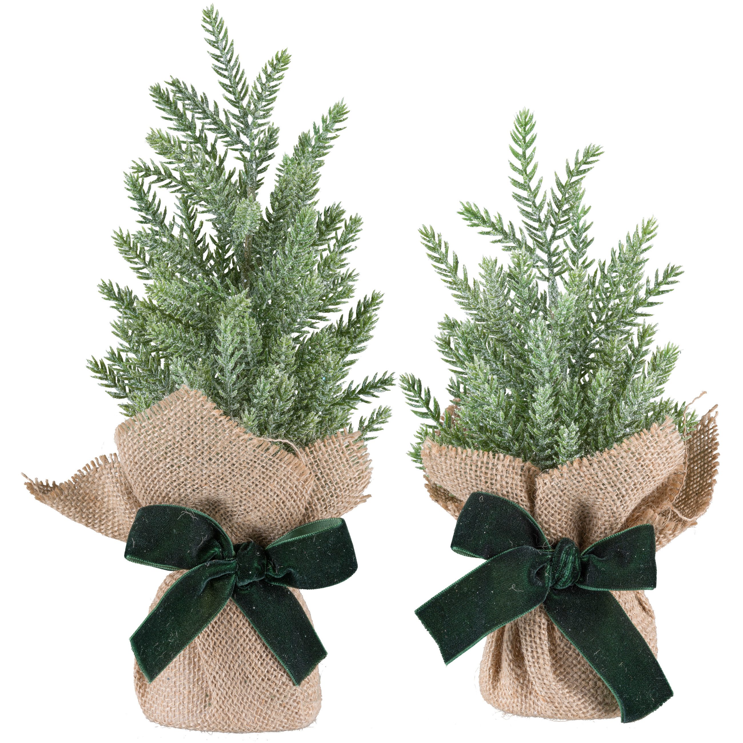 Winterliche Kunstpflanze 2 Koniferenbäumchen im Jutesack, 21 und 27cm hoch, OTTO home, Höhe 27 cm, mit dekorativer Schleife, Weihnachtsdeko mit dezenter Frostoptik