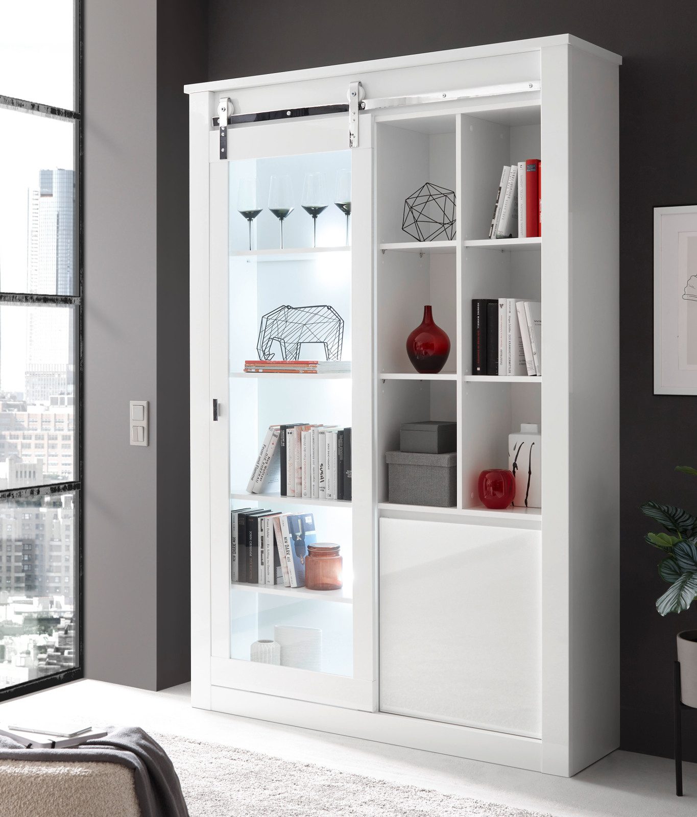 Furn.Design Vitrine Miami (Vitrinenschrank Weiß Hochglanz mit Chrom, 133 x 201 cm) mit Soft-Close und Schiebetür
