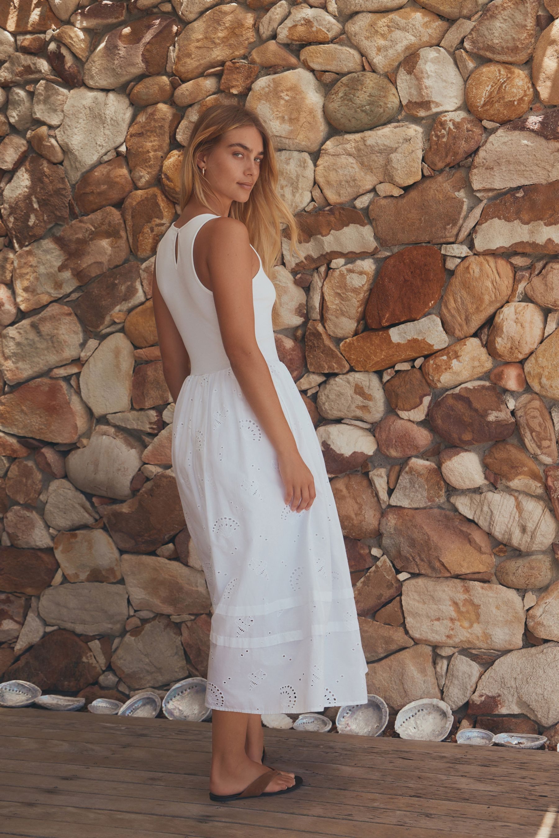 Next Sommerkleid Ärmelloses 2-in-1-Kleid mit Lochstickerei (1-tlg)