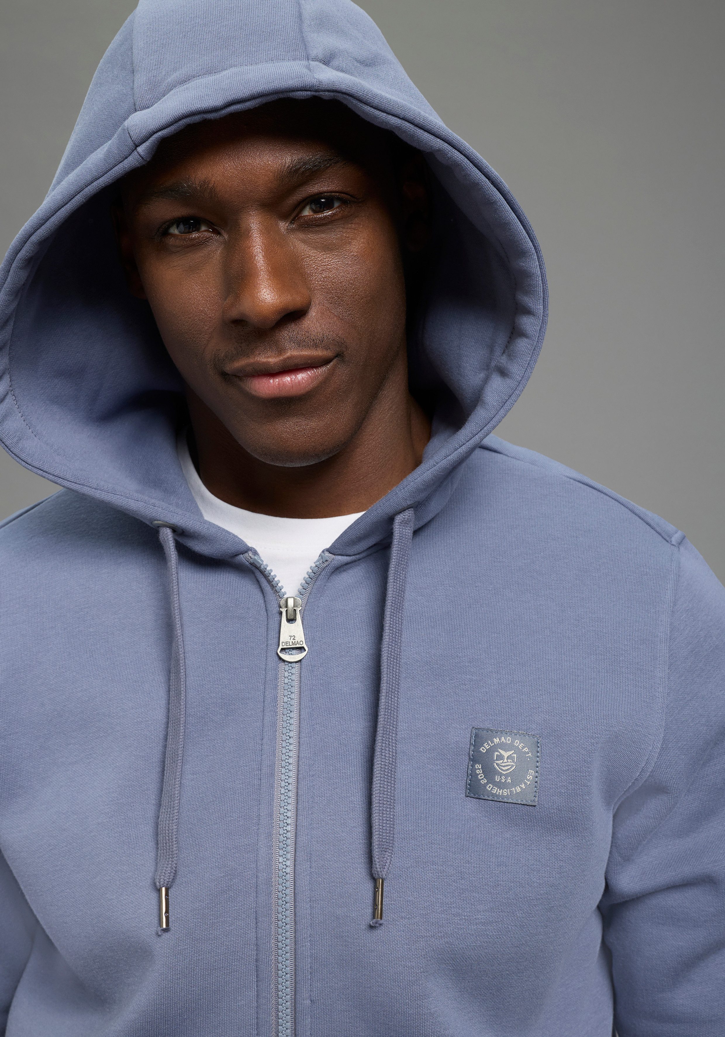 DELMAO Kapuzensweatjacke mit Kapuze, mit Kordelzug, aus angerauter Sweatware, mit Langarm – Bild 3 von 5