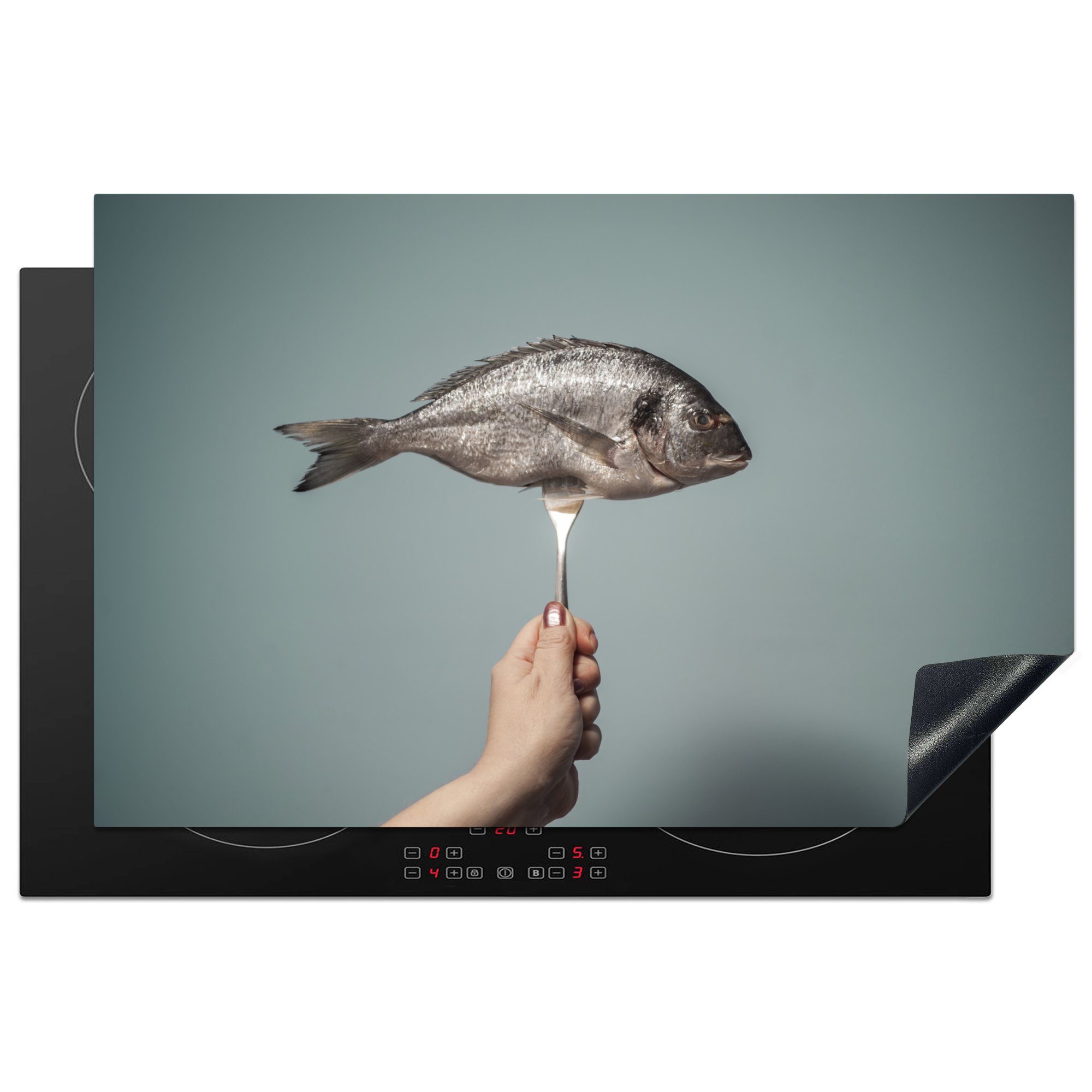 MuchoWow Herdblende-/Abdeckplatte Fisch auf einer Silbergabel, Vinyl, (1 tlg), 81x52 cm, Induktionskochfeld Schutz für die küche, Ceranfeldabdeckung