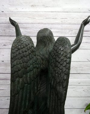 Bronzeskulpturen Skulptur Bronzefigur großer Engel mit erhobenen Händen