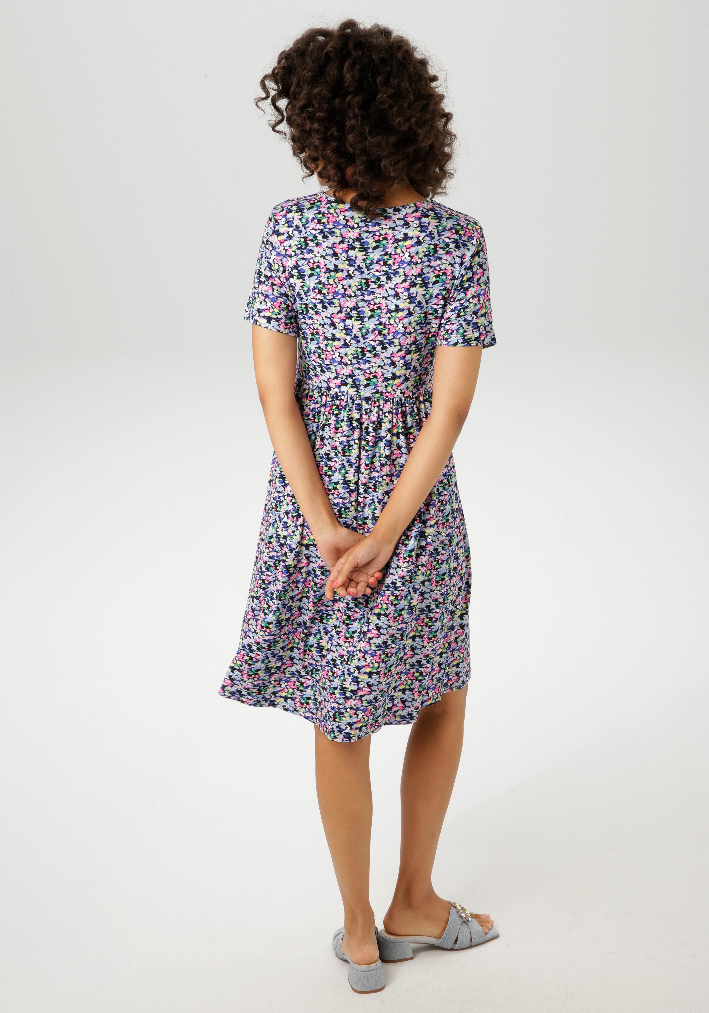 Aniston CASUAL Sommerkleid mit farbenfrohen, grafischen Blümchen bedruckt