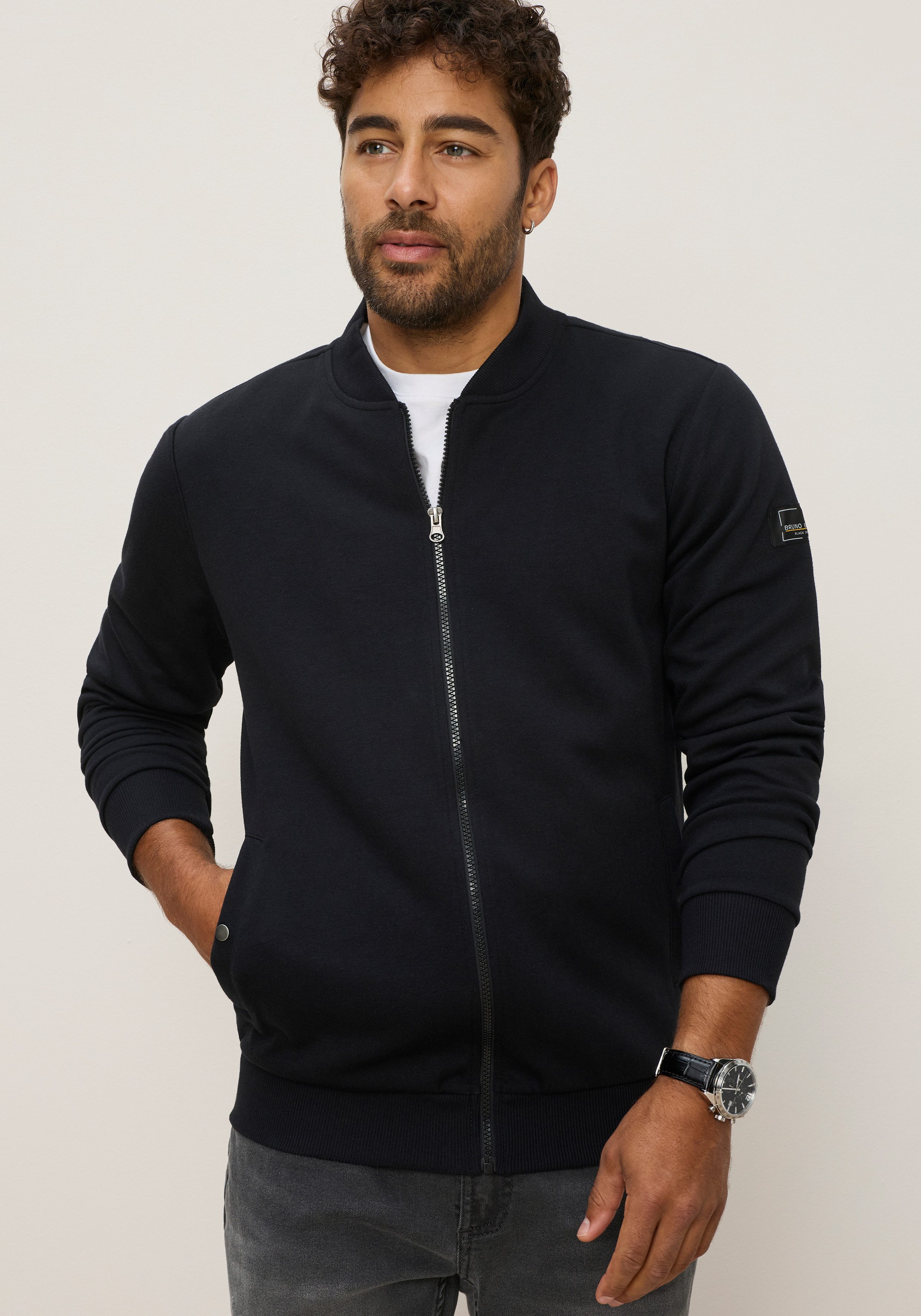 Bruno Banani Sweatjacke mit Stehkragen, aus Polyester und Baumwolle. Reduzierter Preis € 29,20. Unverbindliche Preisempfehlung € 37,99, (€ 29,20 pro 1 Stk)