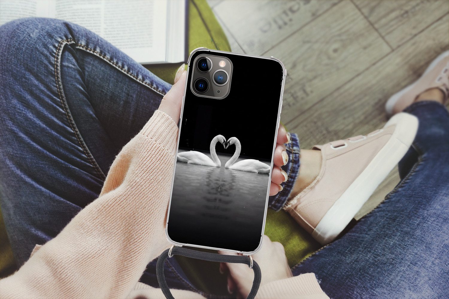 MuchoWow Handyhülle für Apple iPhone 12 Pro Schwäne - Herz - Schwarz - Weiß, Tragbare Handyhüllen mit Kette zum umhängen, Handykette Handyband