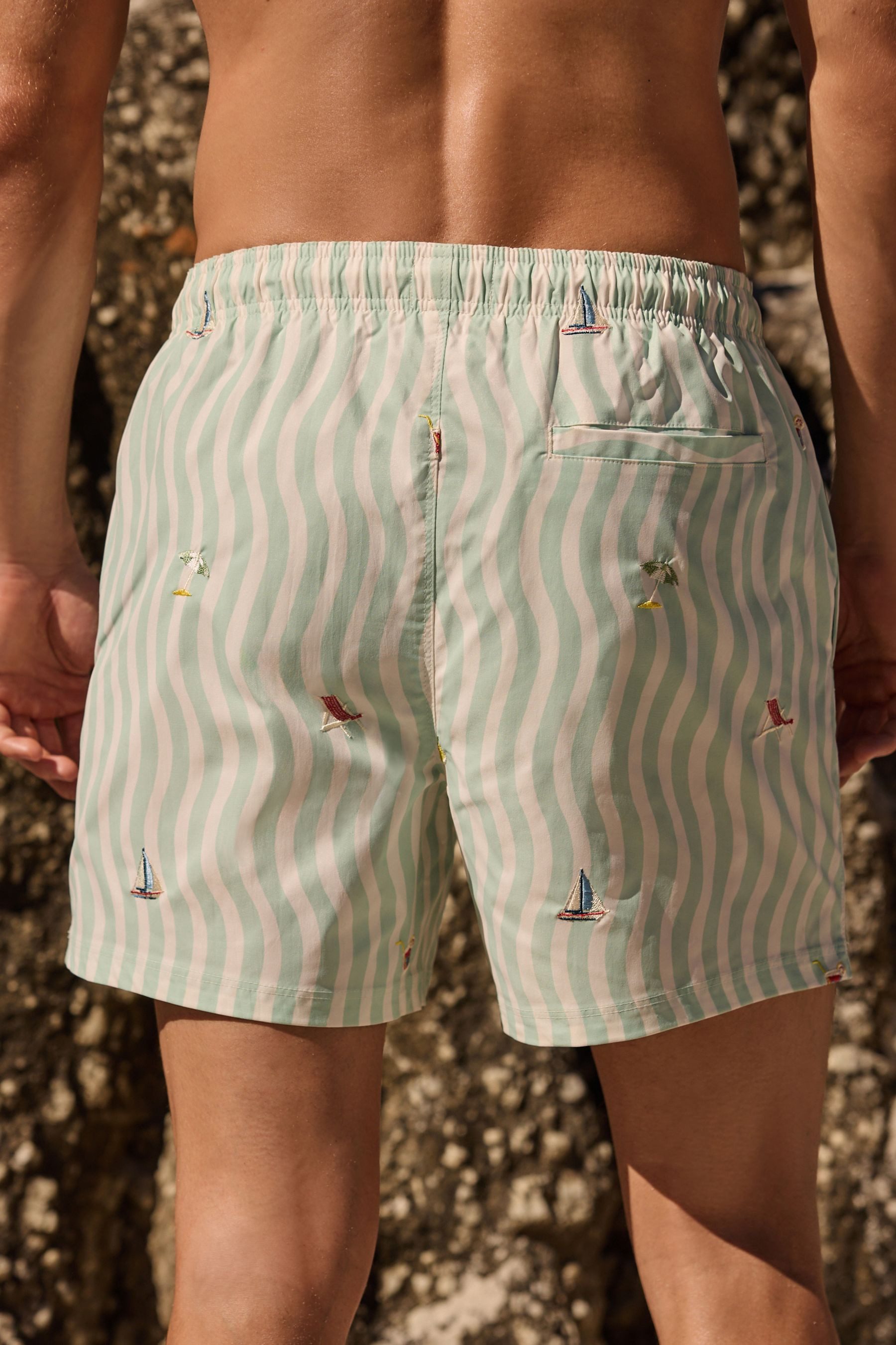 Next Badeshorts Badehose mit durchgehender Wellen-Stickerei 5{dq} (1-St)