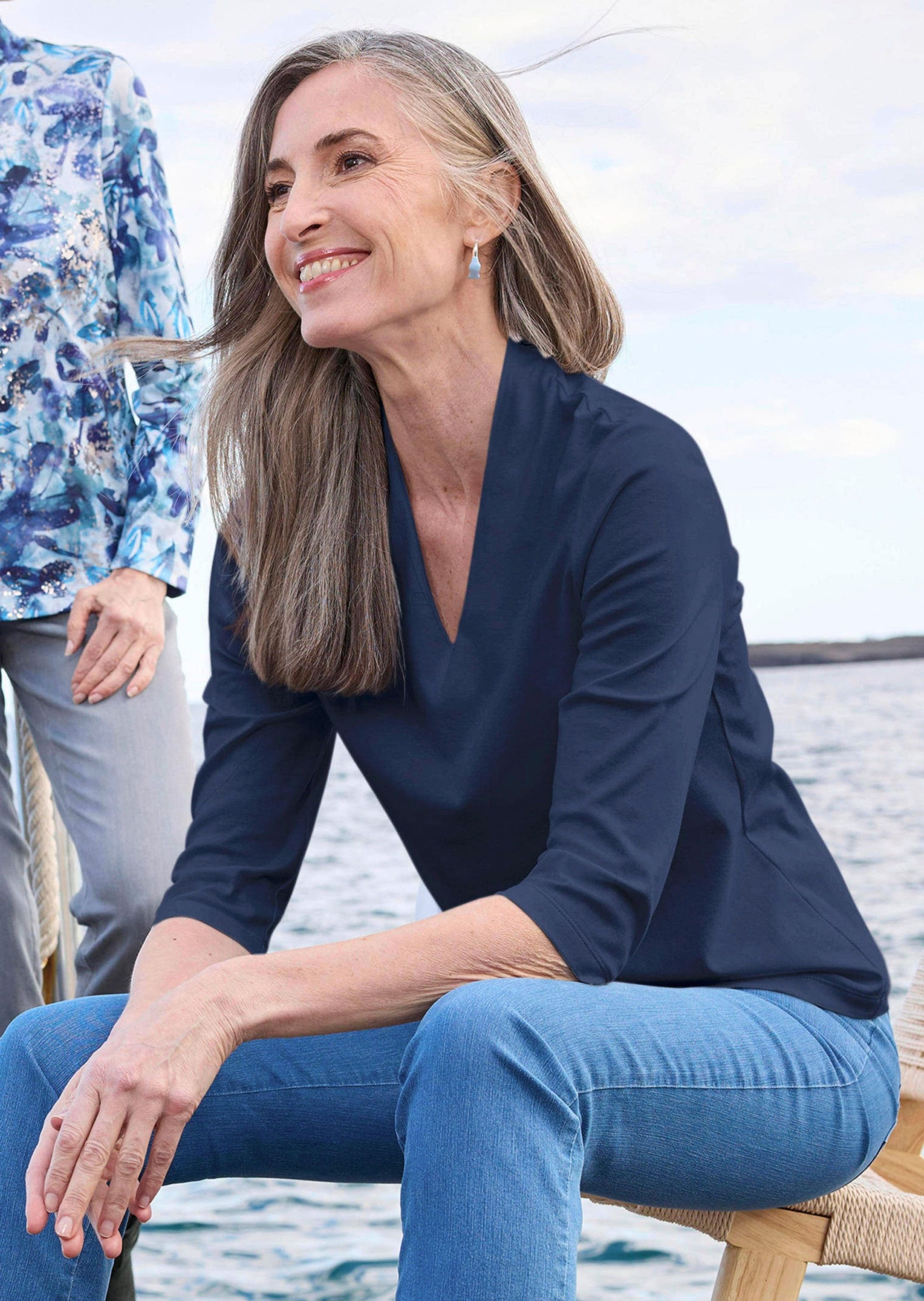 GOLDNER Print-Shirt Elegantes Basic-Shirt mit V-Ausschnitt Zeitloses Halbarmshirt mit schmeichelndem Ausschnitt, reine Baumwolle