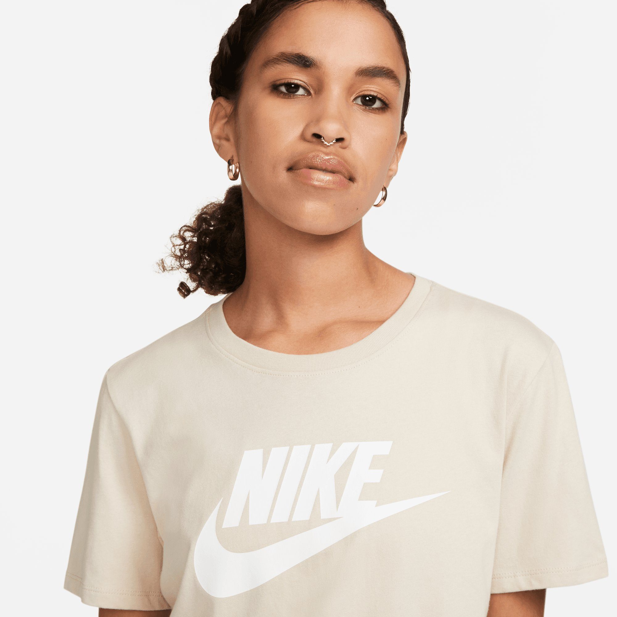 WOMEN'S Nike SANDDRIFT/WHITE ESSENTIALS LOGO T-SHIRT T-Shirt Sportswear