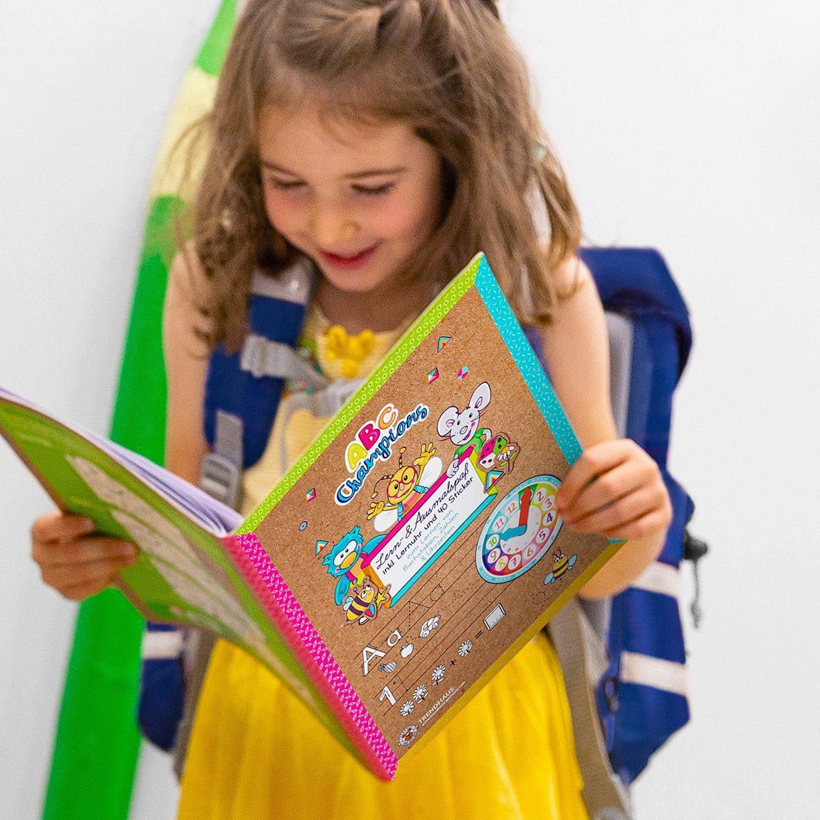 LK Trend & Style Lernspielzeug Lern- & Ausmalspaß Heft (mit 40 Stickern und einer bunten Lernuhr, 1-St., Urlaub Reise Schlechtwettertage Unterwegs), Vorlagen zum Buchstaben Zahlen & Uhrzeit lernen