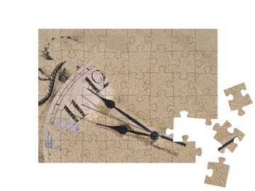 puzzleYOU Puzzle Analoge Wanduhr unter dem Sand vergraben, 48 Puzzleteile, puzzleYOU-Kollektionen Uhren