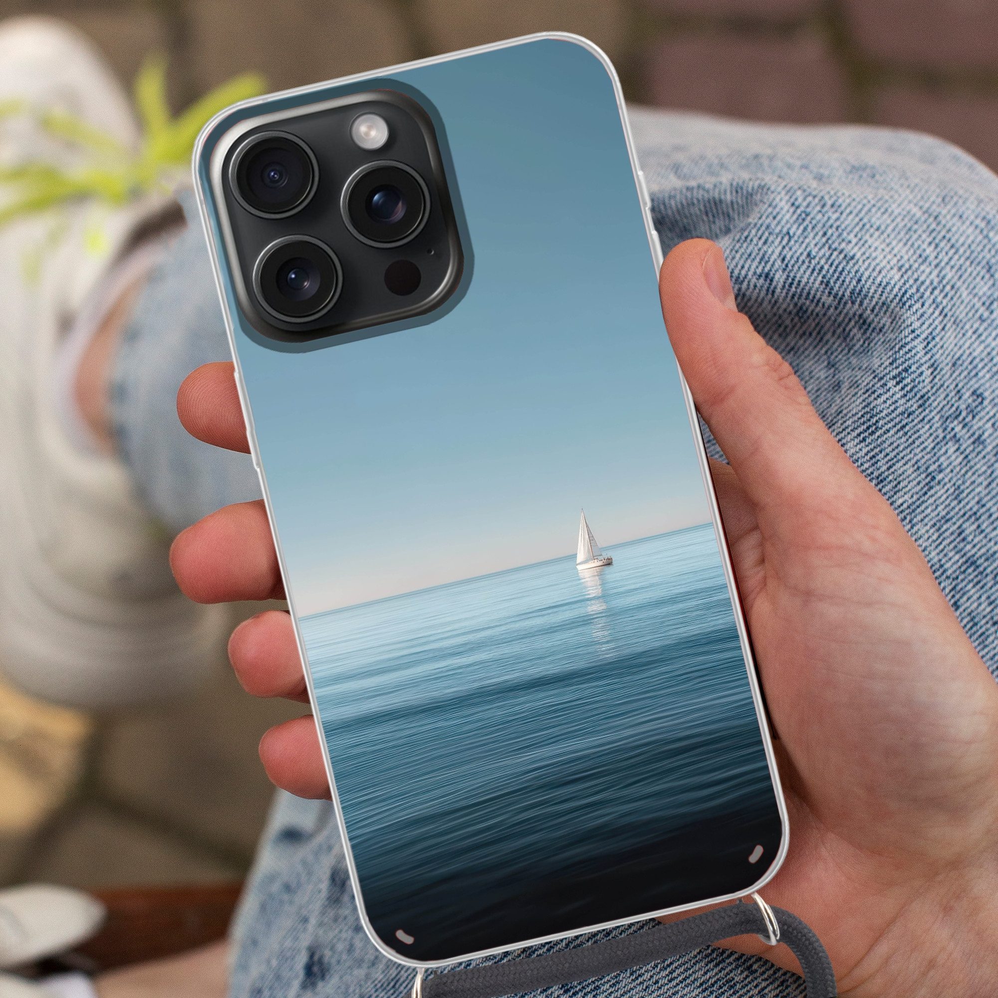 MuchoWow Handyhülle für Apple iPhone 15 Pro Segelboot - Ruhige See - Strahlend blauer Himm, Tragbare Handyhüllen mit Kette zum umhängen, Handykette Handyband
