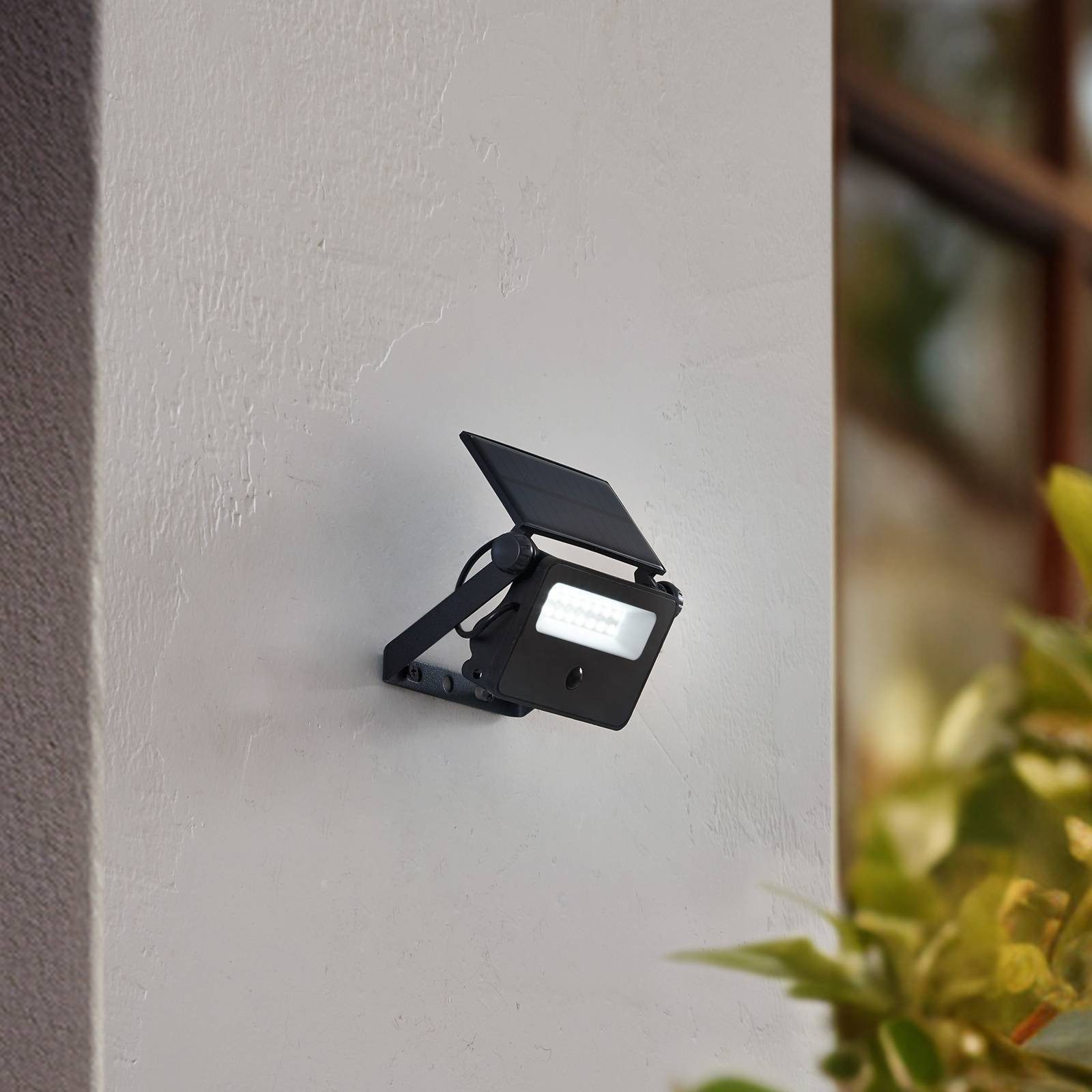 Lindby Außen-Wandleuchte Rikad, LED, Metall, Schwarz tageslicht IP44mit Bewegungsmelder, 1 x 8 W LED, tageslicht