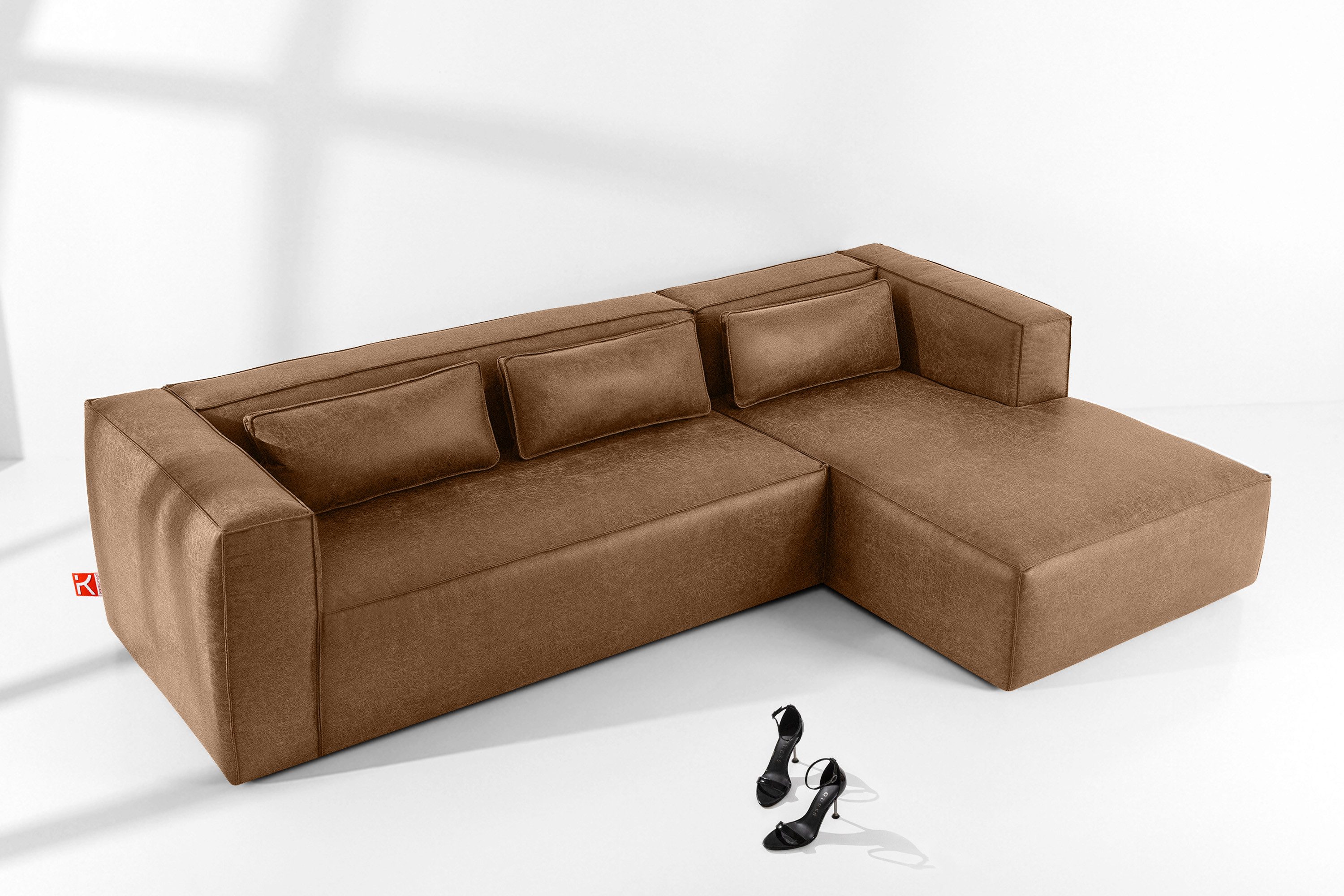 KONSIMO® Ecksofa FEROX Eckcouch, Loft-Stil, hergestellt in der EU, Rechts Ecksofa, Hochwertige Wellenfedern, mit Lendenkissen, handgefertigt