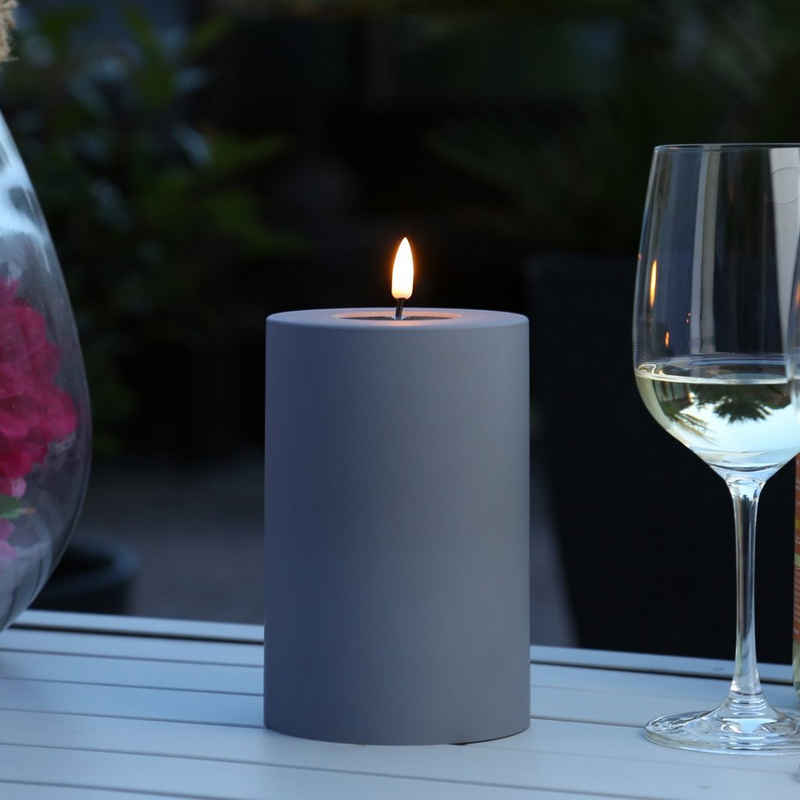 Deluxe Homeart LED-Kerze LED Kerze MIA Deluxe für Außen 3D Flamme flackernd H: 15cm D: 10cm outdoor grau (1-tlg)