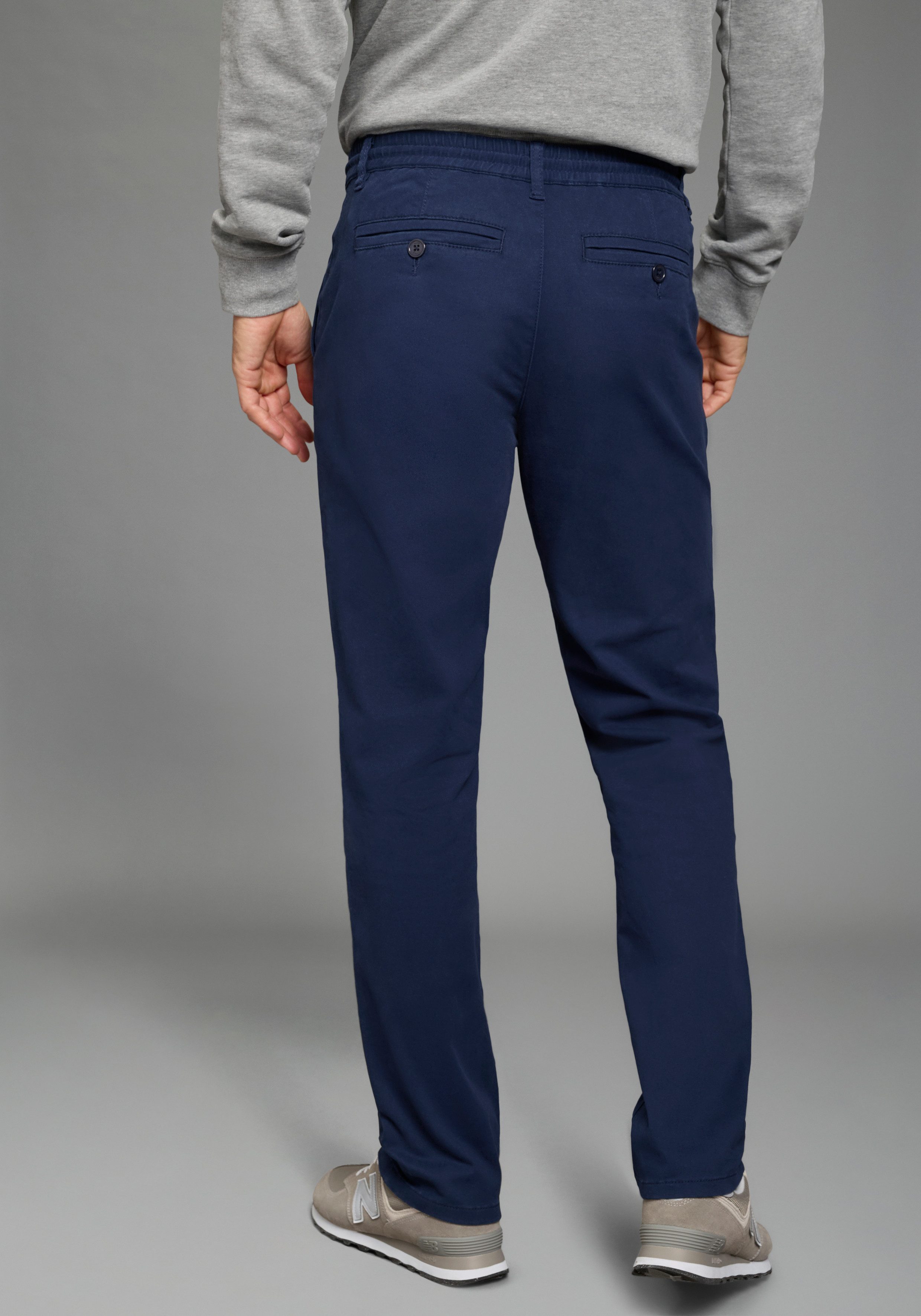 Man's World Dehnbund-Hose Dehnbund Chino gerade geschnitten, mit Eingrifftaschen und Gesäßtaschen, unifarben. € 39,99, (€ 39,99 pro 1 Stk).