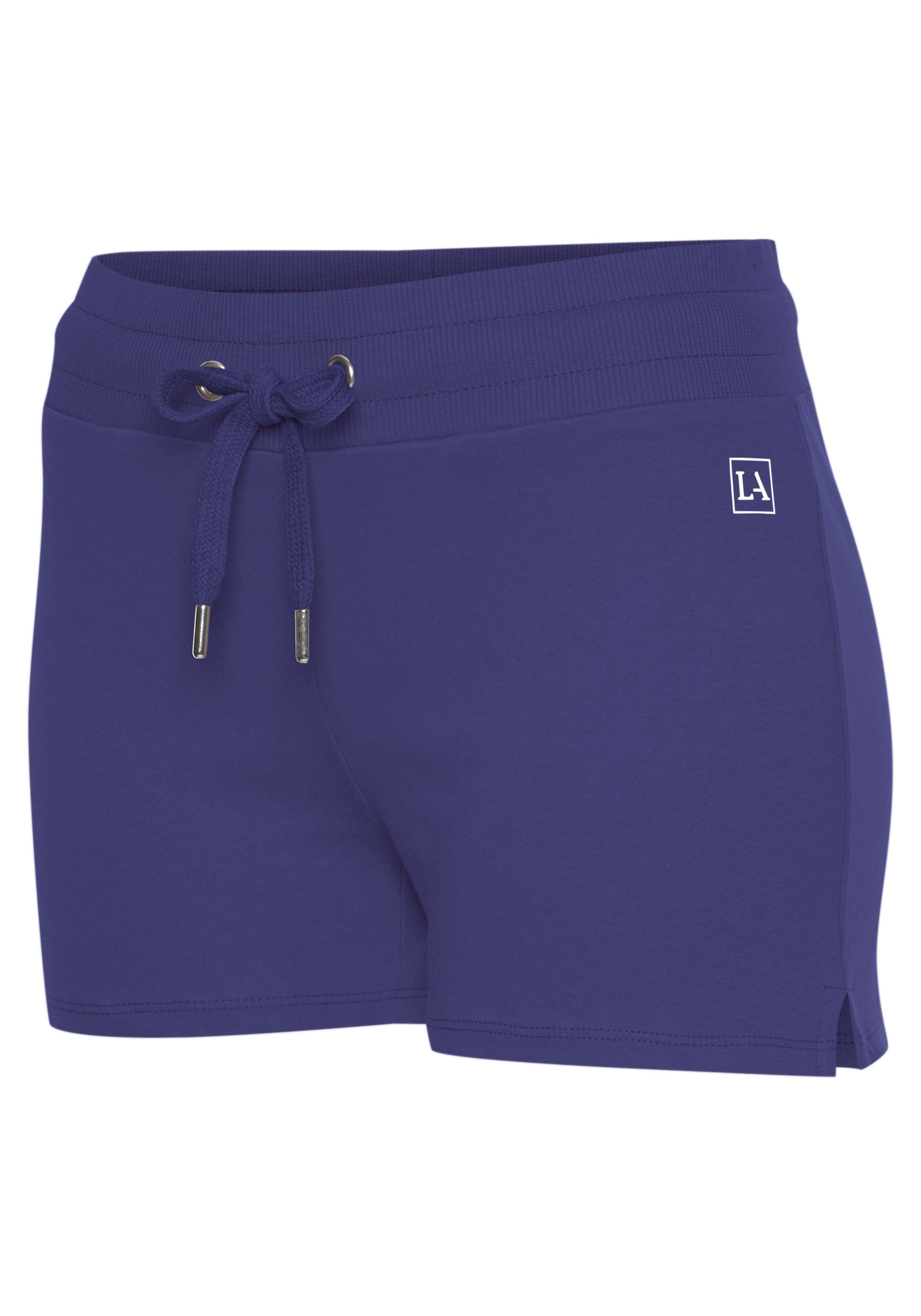 LASCANA ACTIVE Shorts mit kleinen Seitenschlitzen