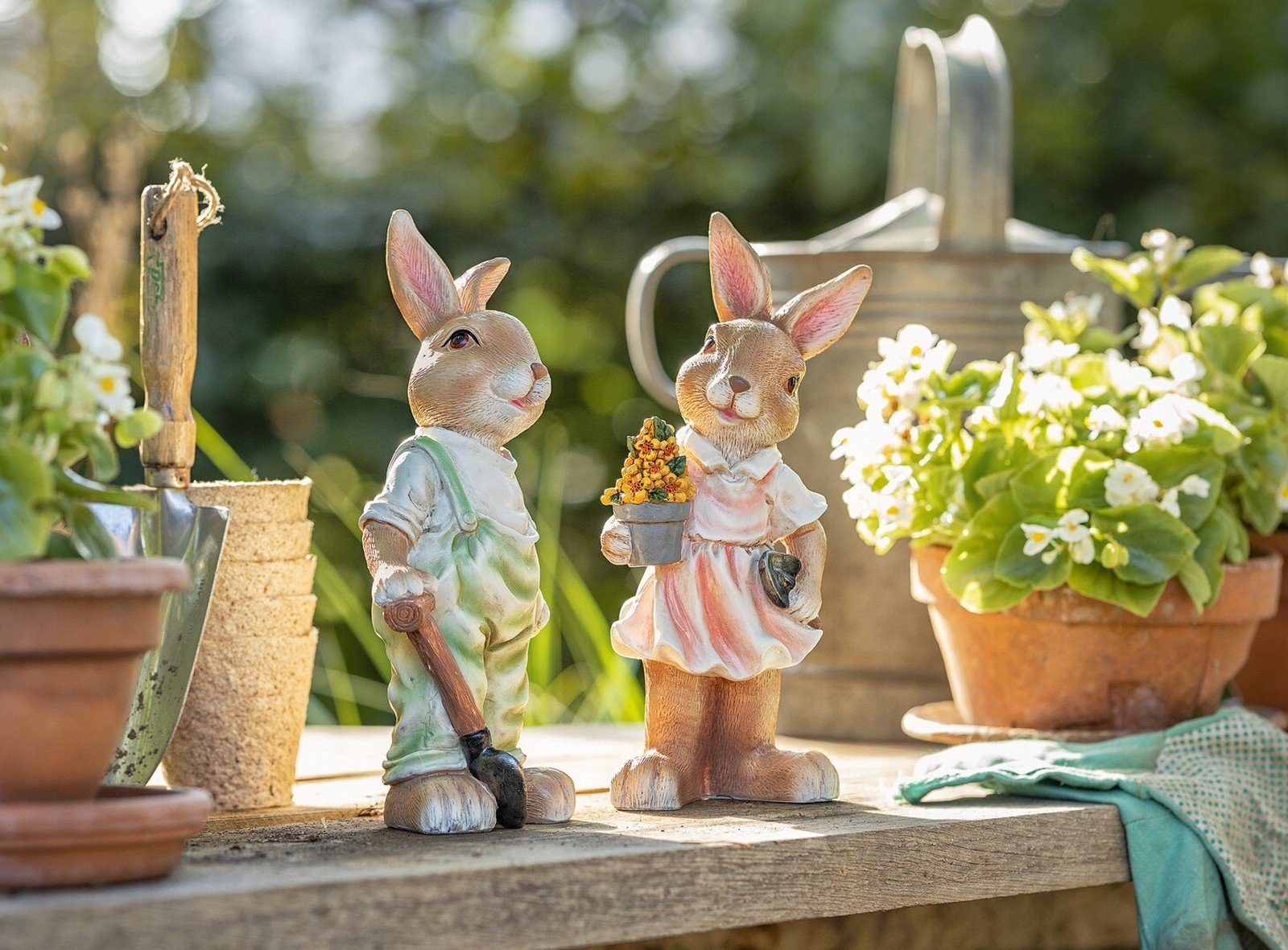 Dekoleidenschaft Osterhase Hasenpärchen "Gartenarbeit" Hasenjunge & Hasenmädchen, Osterdeko (2 St., im Set), für Innen & Aussen, 27 cm hoch