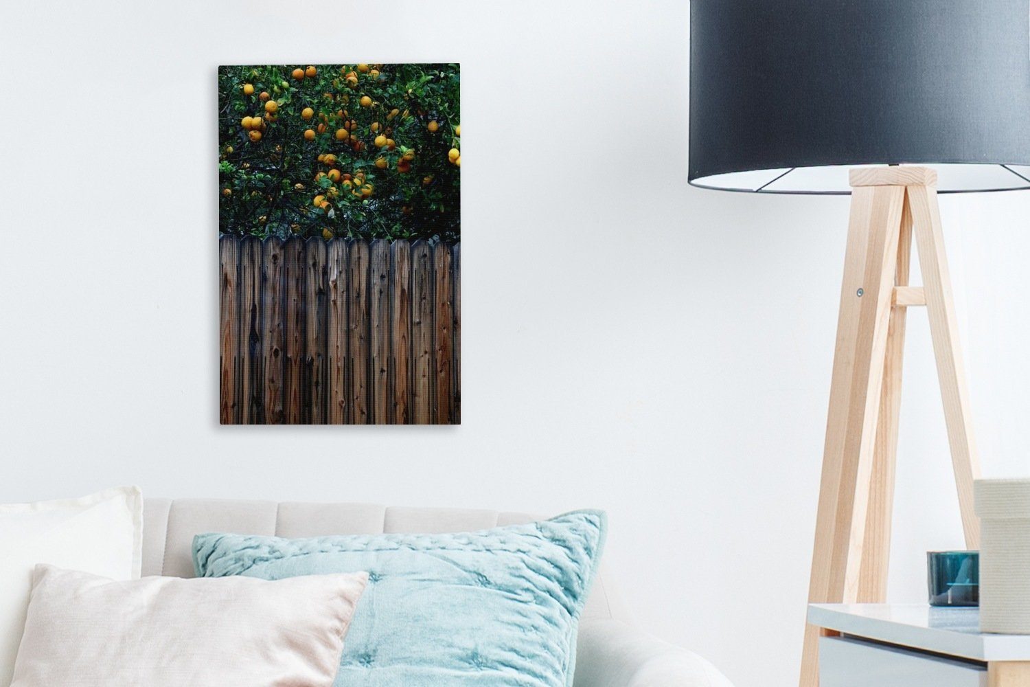 und 20x30 bespannt Leinwandbild Ein Zitronenbaum (1 cm OneMillionCanvasses® Gemälde, St), ein inkl. Leinwandbild Holzzaun, fertig Zackenaufhänger,