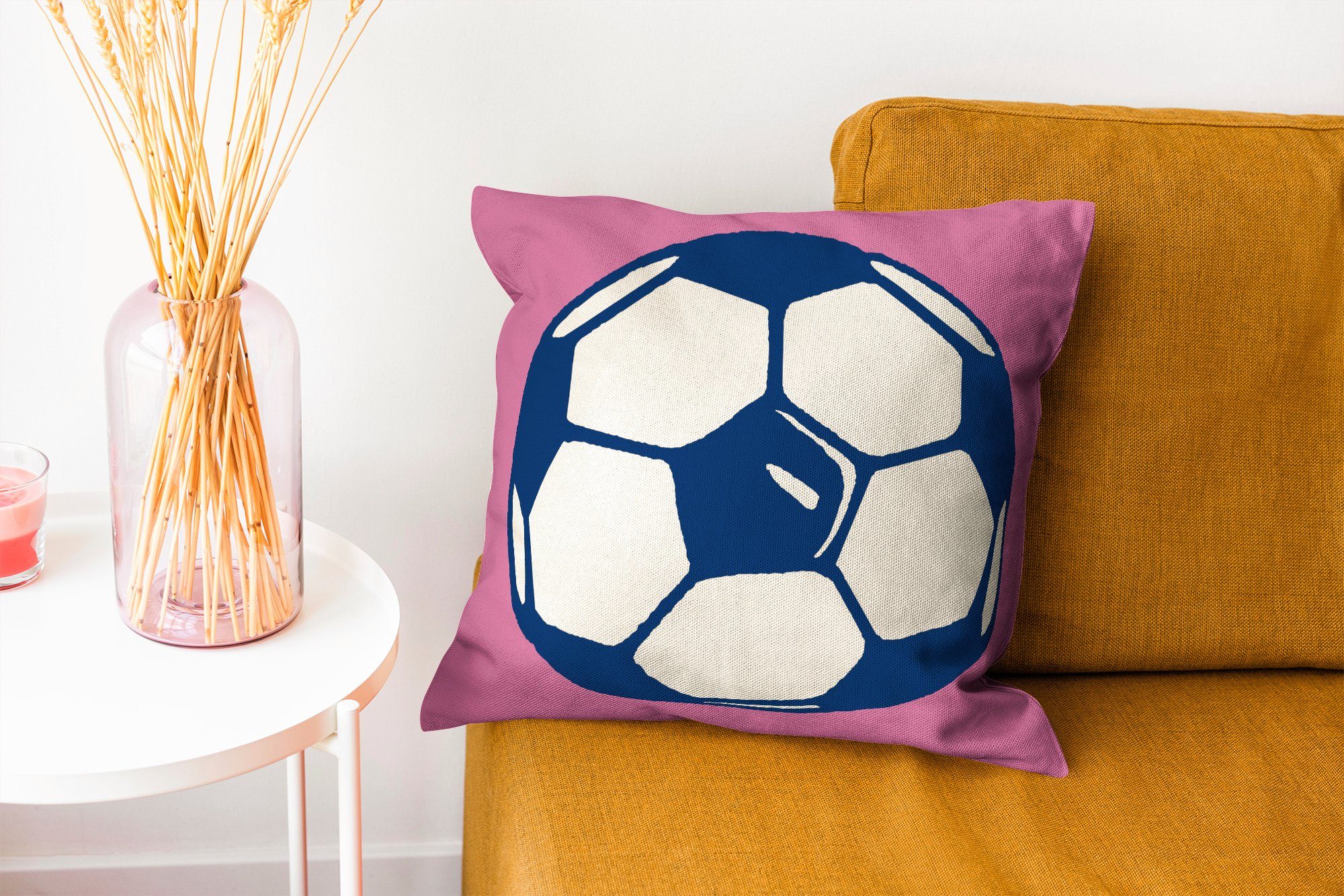 -, einem Eine Zierkissen einem mit Schlafzimmer, Sofakissen auf Deko, für Fußball Hintergrund Illustration Wohzimmer, rosa Dekokissen von Füllung MuchoWow