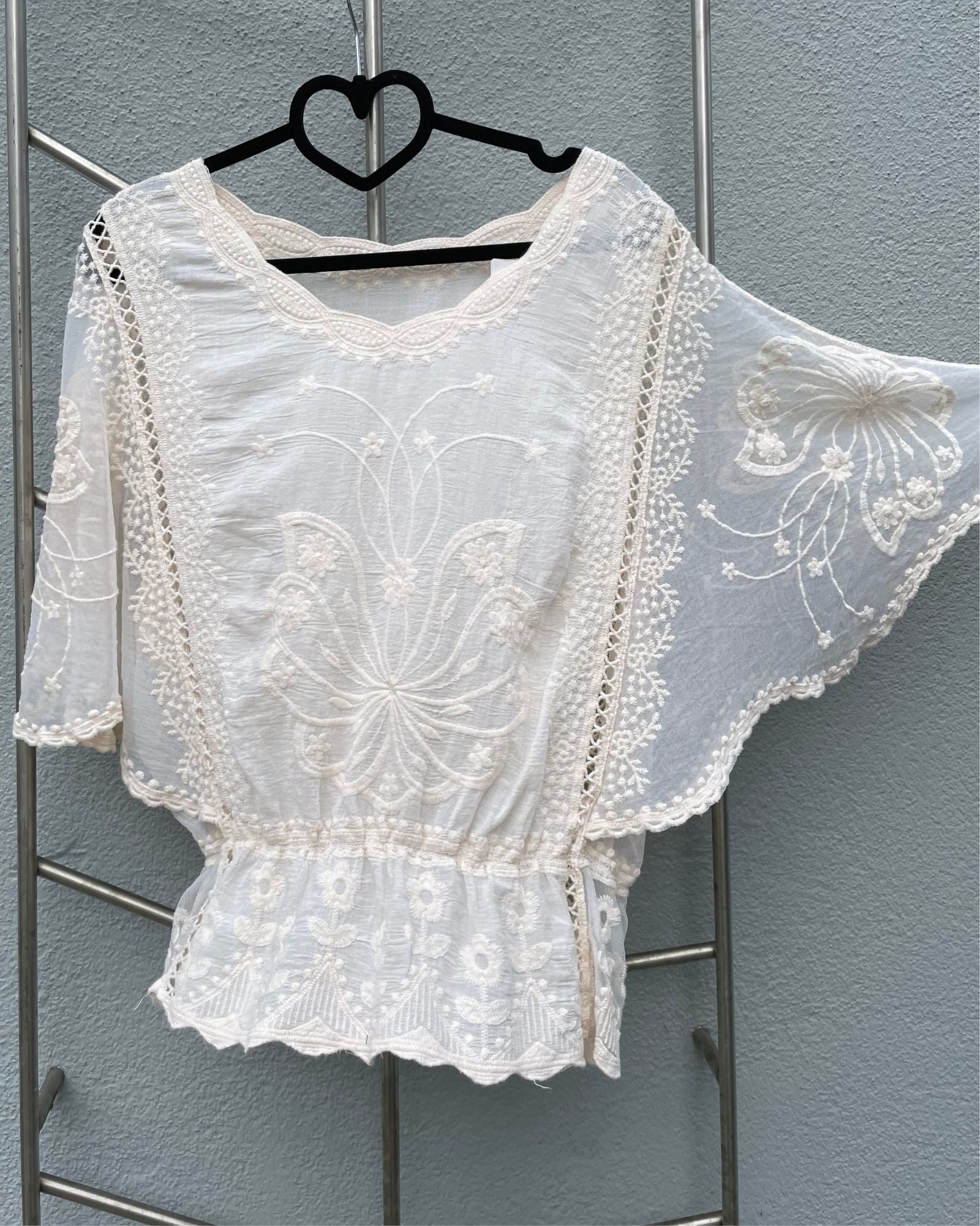 ITALY VIBES Spitzenbluse - Kurzarmbluse “Laura” – Eleganz trifft auf Vielseit - ONE SIZE passt hier Gr. XS - L