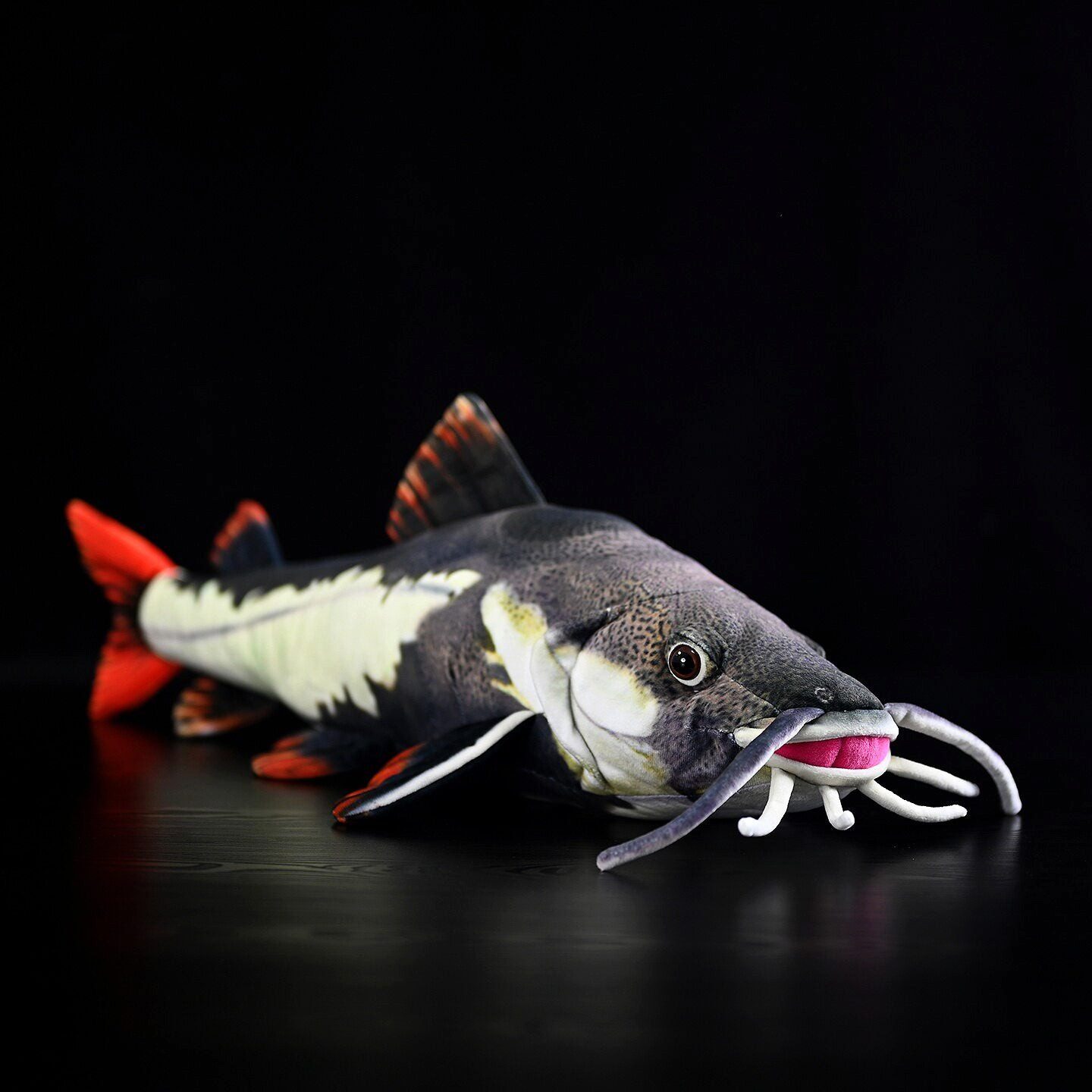 Tinisu Wels Kuscheltier 54 cm – Realistisches Plüschtier Fisch Stofftier