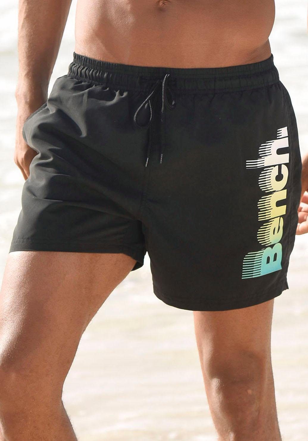 Bench. Badeshorts mit großem Logo-Aufdruck