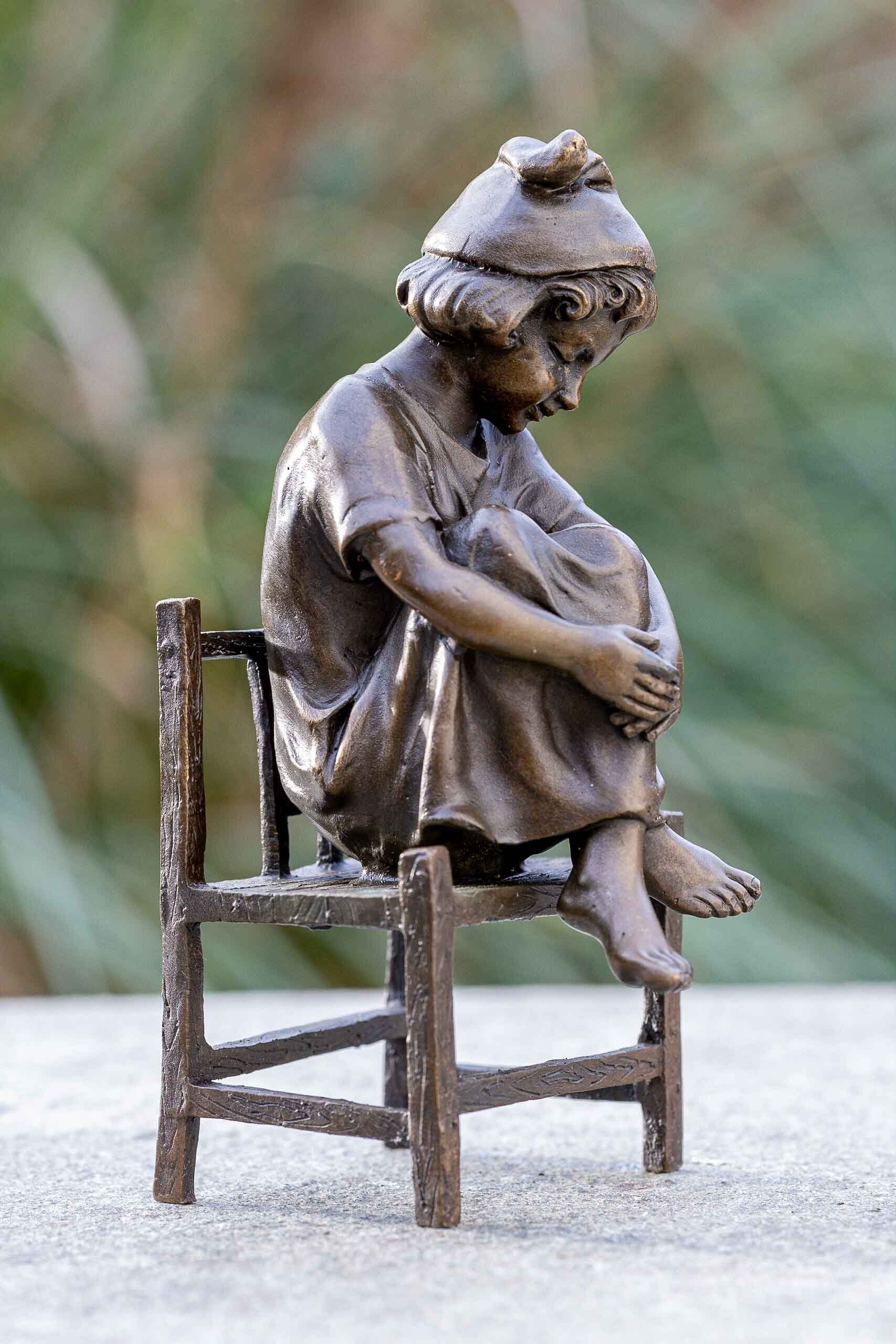 Bronze robust Mädchen Hand von Frost, Bronze IDYL – auf – gegossen in Stuhl, patentiert. werden Die Langlebig Modelle witterungsbeständig UV-Strahlung. und sitzend gegen Regen einem IDYL Bronze-Skulptur Dekofigur und – sehr Wachsausschemlzverfahren in