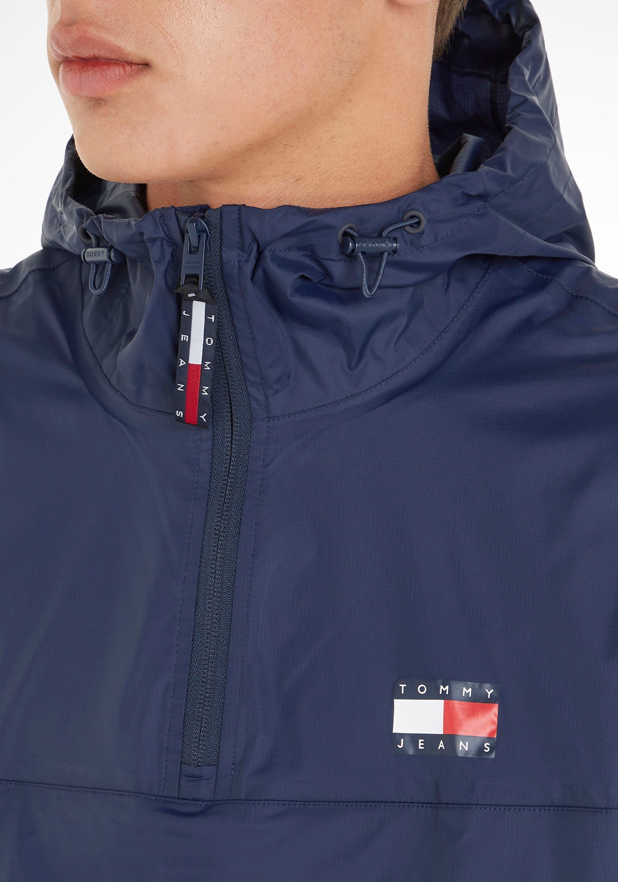 Tommy Jeans Windbreaker TJM PCKABLE TECH CHICAGO POPOVER mit kontrastfarbenen Details