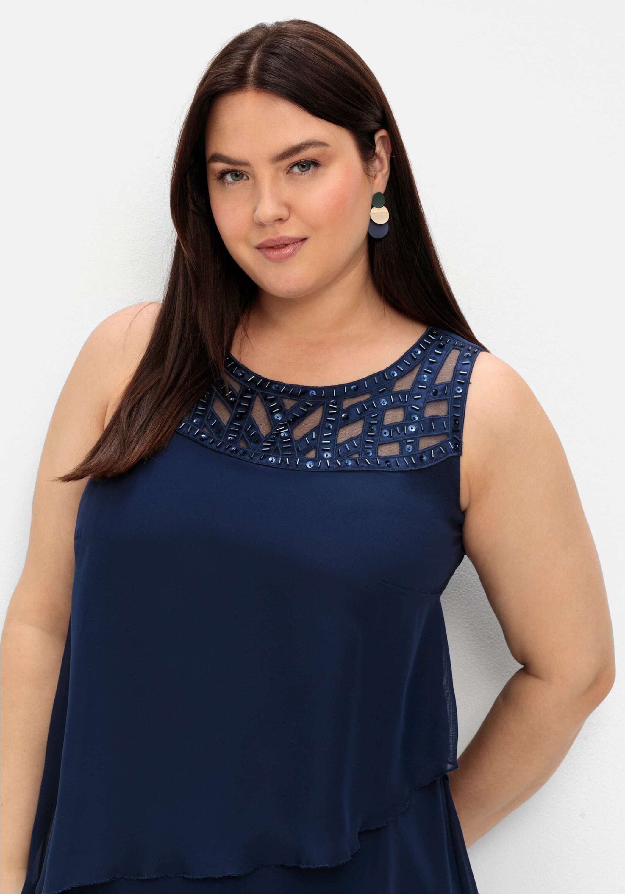 Sheego Etuikleid Abendkleid Ärmellos in figurumspielender Form – Bild 4 von 5