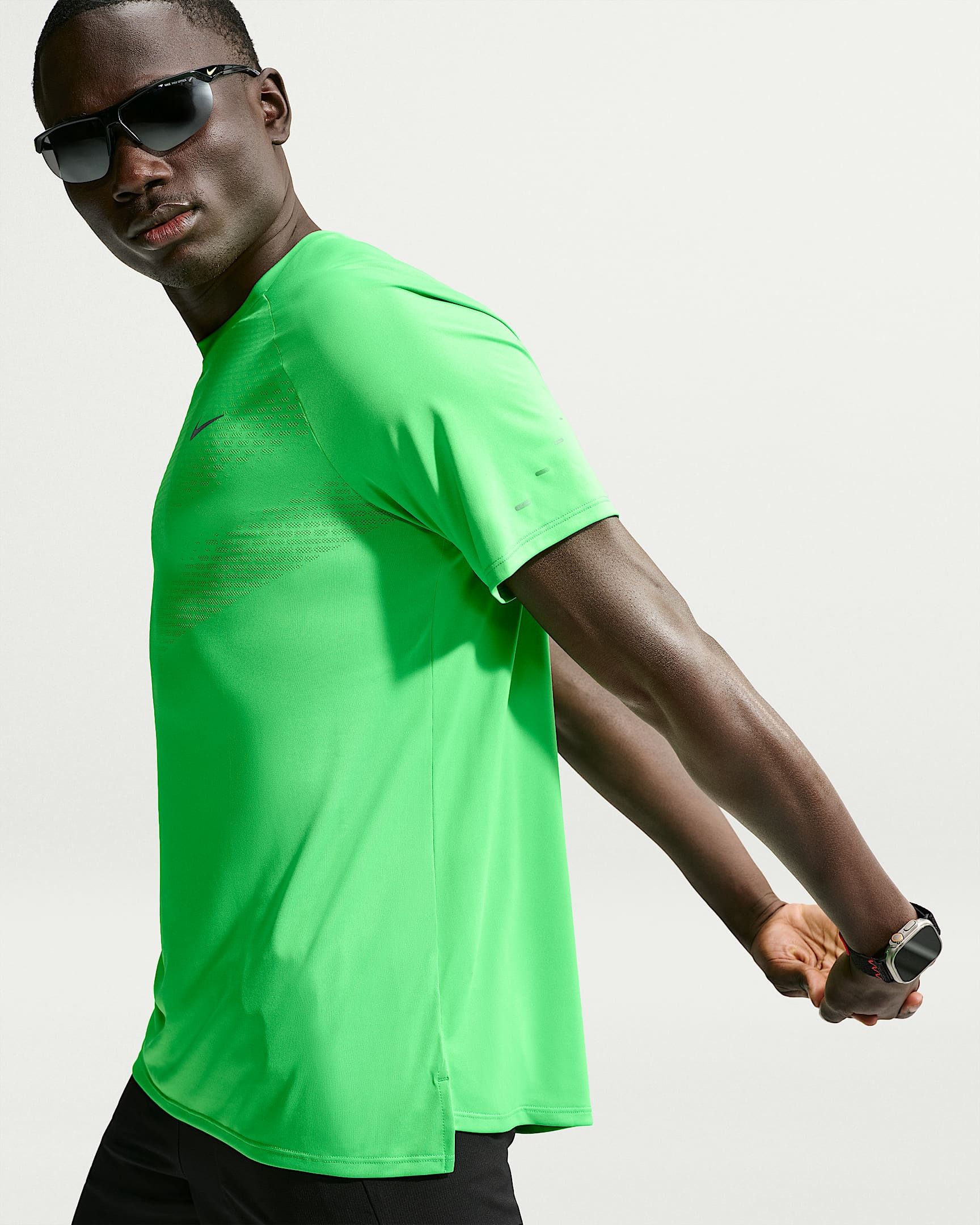 Nike Laufshirt M NK DFADV STRIDE SS TOP Kurzarm-Design, mit Rundhalsausschnitt, normale Länge, atmungsaktiv – Bild 2 von 5