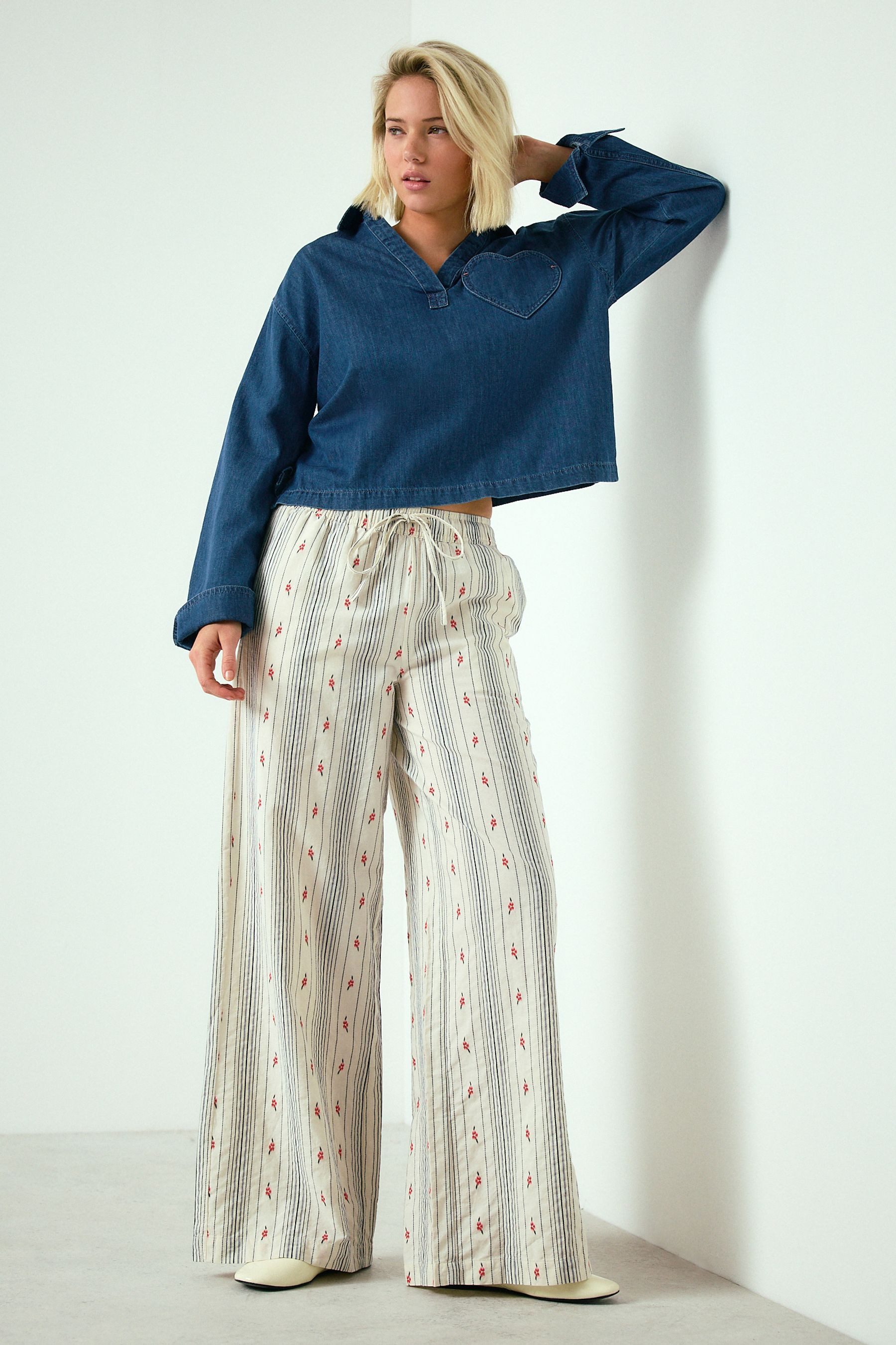 Next Palazzohose Gestreifte Hose mit weitem Bein und Blumen (1-tlg)