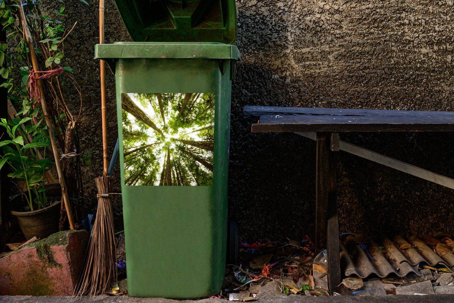 MuchoWow Wandsticker Hohe grüne St), Mülltonne, im Sticker, Dschungel (1 Mülleimer-aufkleber, Container, Bäume Abfalbehälter