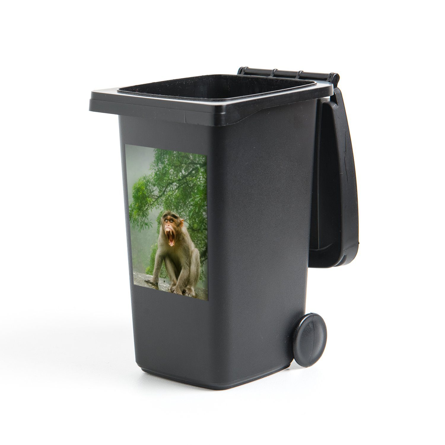 MuchoWow Wandsticker Schreiender Affe vor Wasserfall (1 St), Mülleimer-aufkleber, Mülltonne, Sticker, Container, Abfalbehälter