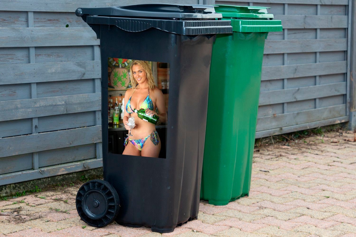 einem MuchoWow bunten Eine blonde Mülleimer-aufkleber, Container, Sticker, mit Mülltonne, Wandsticker Abfalbehälter Frau Bikini St), (1
