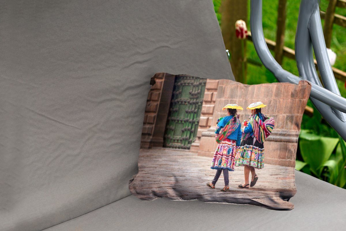 MuchoWow Dekokissen Zwei indische Outdoor-Dekorationskissen, Kinder beim Dekokissenbezug, Spaziergang, Kissenhülle Polyester