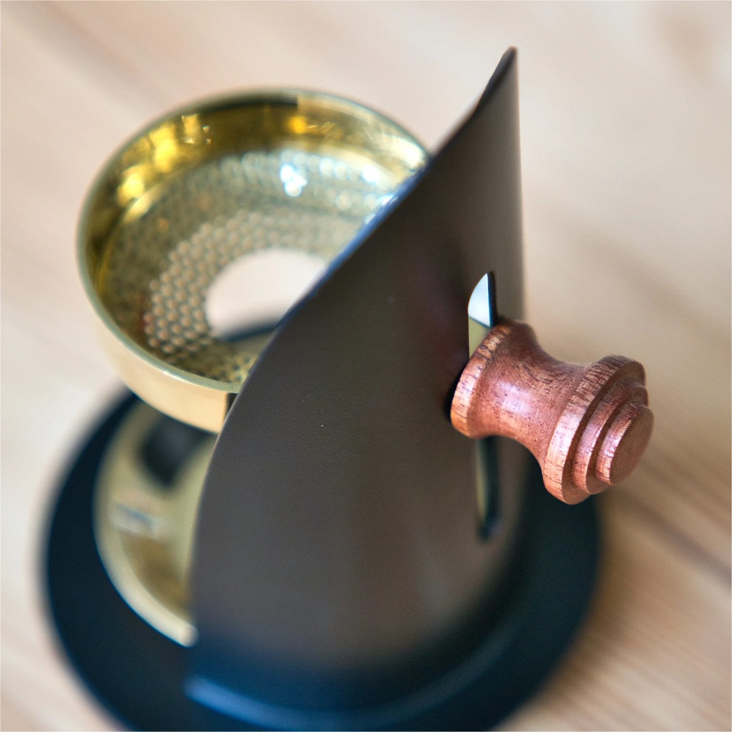 Crottendorfer Räuchersäule Weihrauchbrenner aus Messing in Schwarz, Handgefertigt