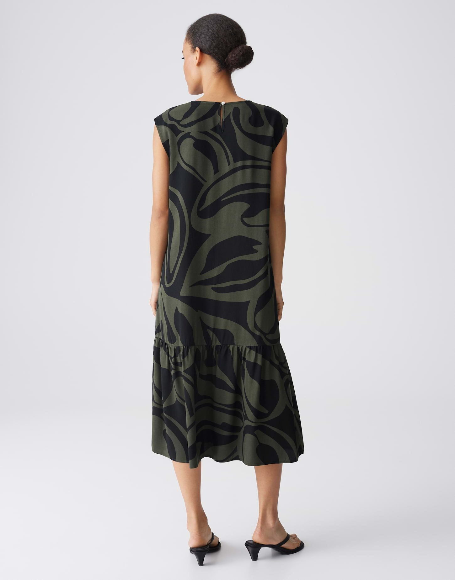 OPUS Midikleid Wicyla lush Das Volantdetail bringt Bewegung in die Silhouette
