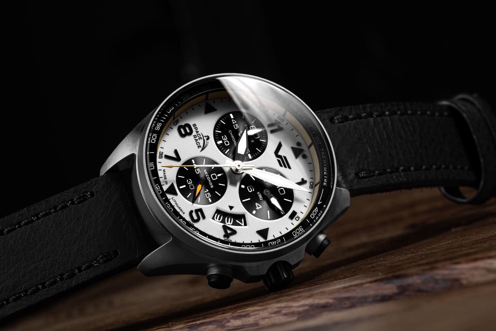 Vostok Europe Chronograph Space Race 325A743-L, 46 mm – Herrenuhr mit altweißem Zifferblatt, & Lederband im Retro-Design