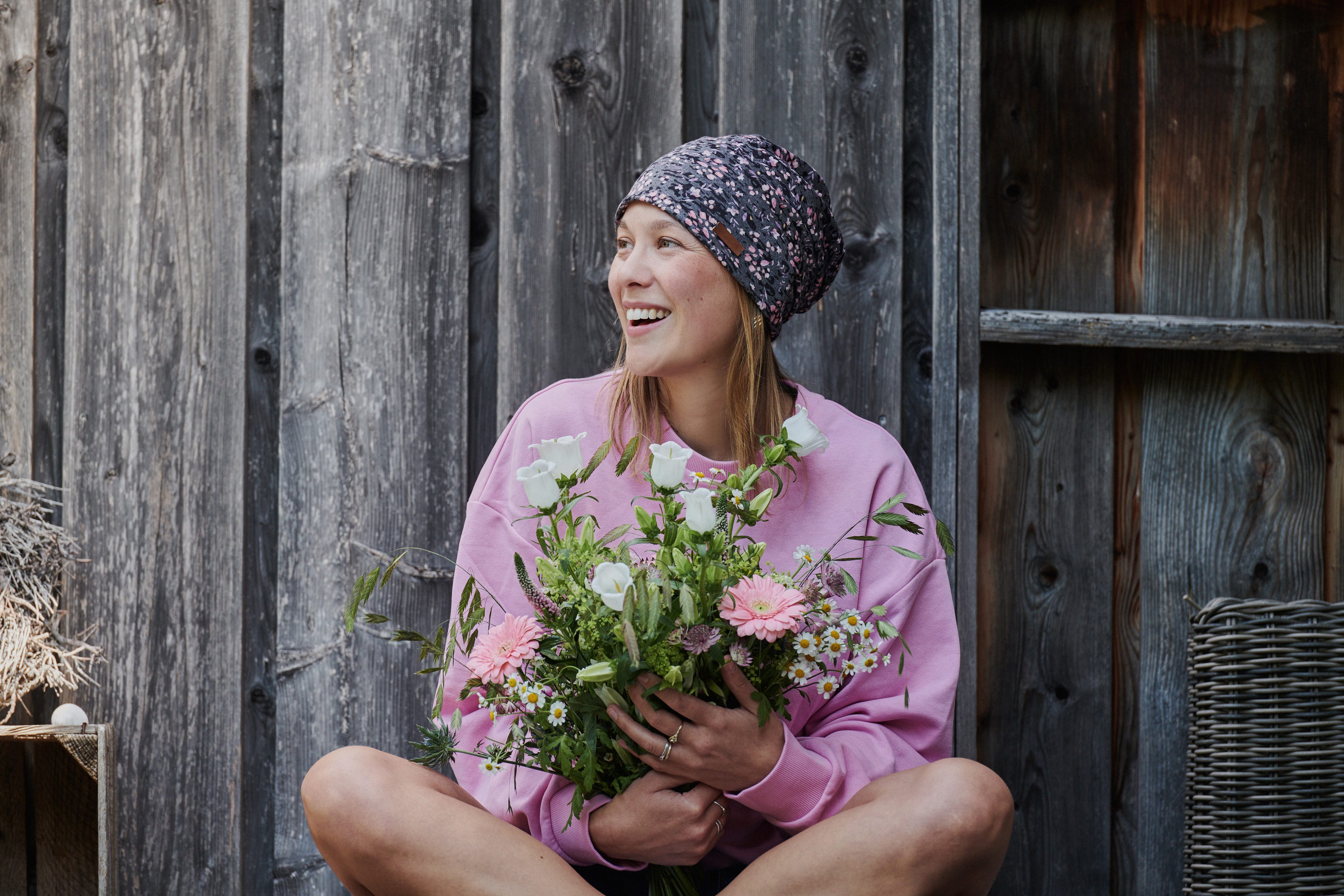 chillouts Beanie Linz Hat Feminine Beanie mit verspieltem Blütenprint