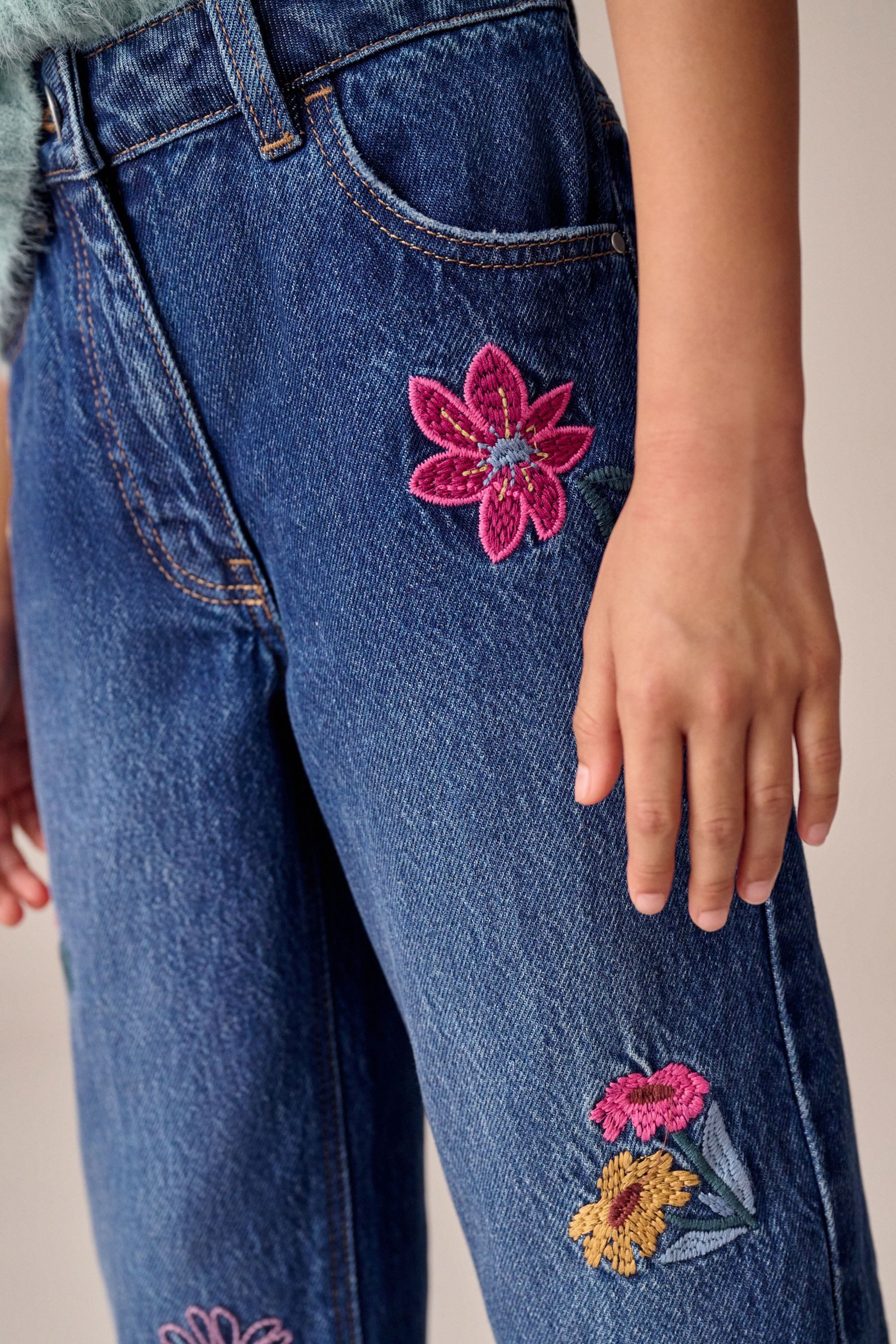 Next Straight-Jeans Jeans mit Blumenstickereien + geradem Beinschnitt (1-tlg)