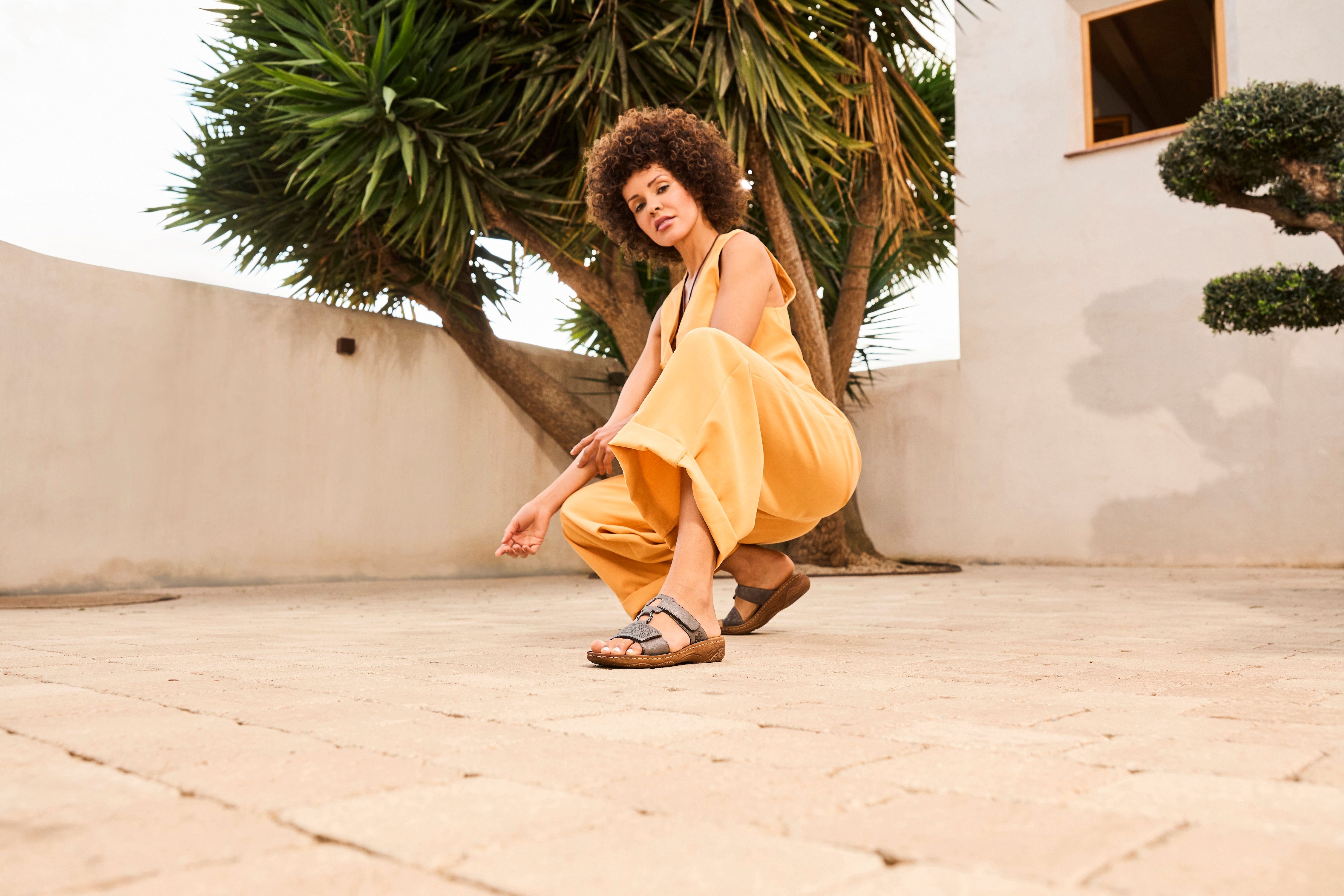 Rieker Pantolette Sommerschuh, Schlappen, Urlaubschuh, Klettschuh mit Perfo günstig online kaufen