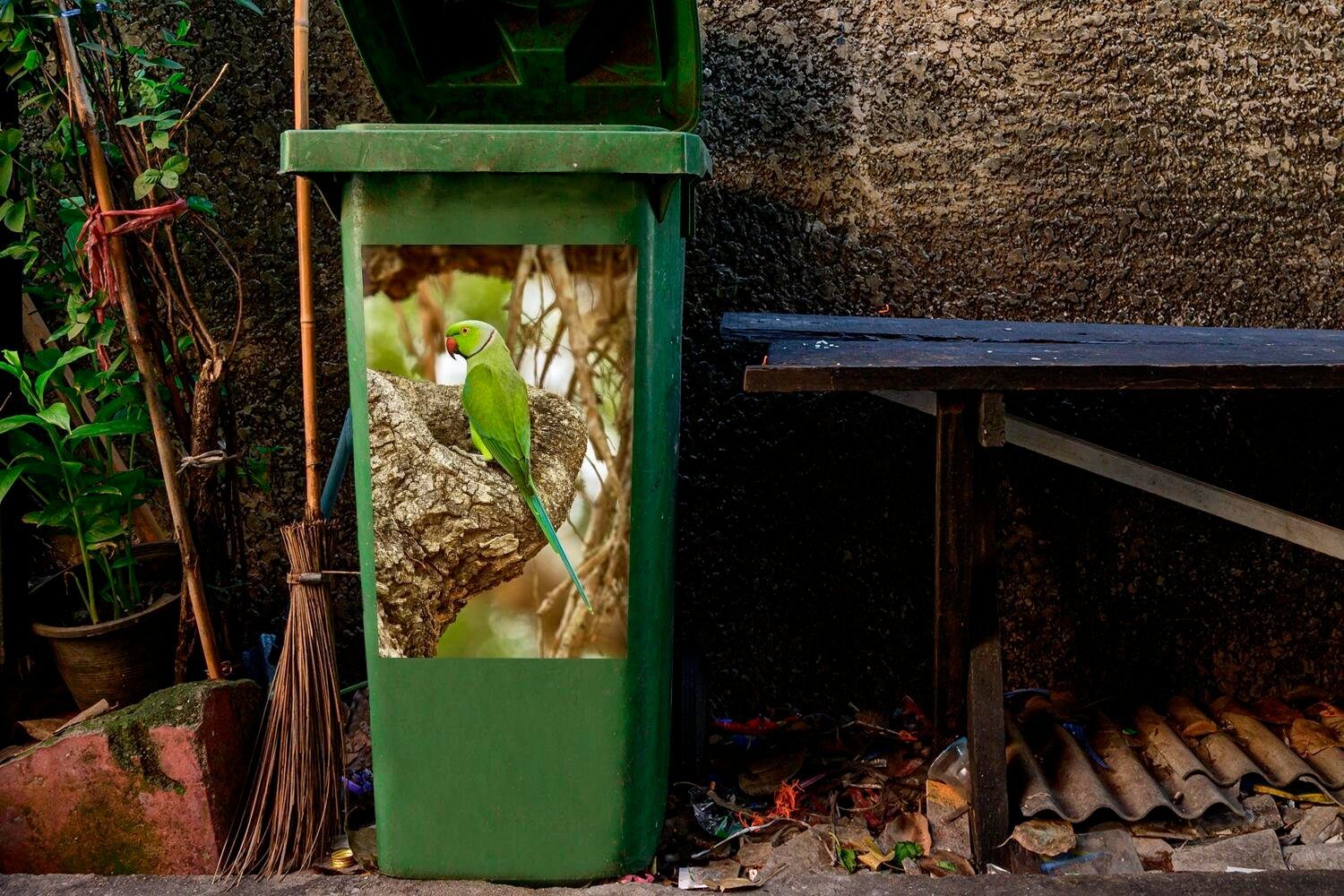schöne Container, Ast Mülltonne, sitzenden grüne MuchoWow Mülleimer-aufkleber, Abfalbehälter Sticker, Fell einem St), eines (1 Alexandersittichs Das Wandsticker auf