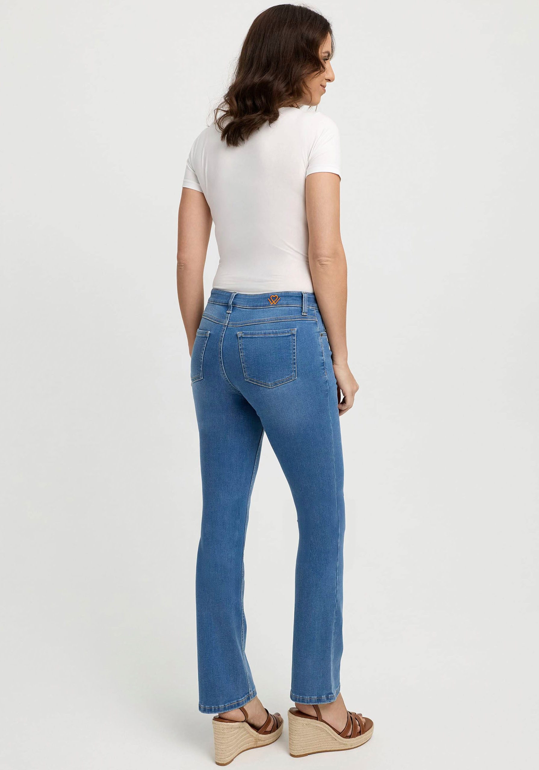 wonderjeans Bootcut-Jeans mit Logostickerei günstig online kaufen