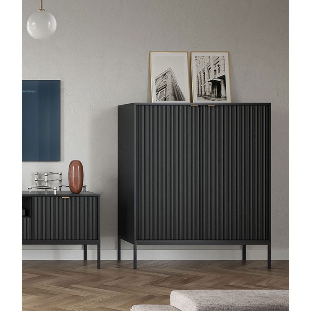 Feldmann-Wohnen Highboard Nova (2 Türen, 4 Holzböden, klare Kanten, geradliniges Design, 1 St., Riffel-Optik Front, goldfarbene Metallgriffe, ABS-Kanten), 104x39x125cm, Fronten mit ausdrucksstarkem geriffelten Muster