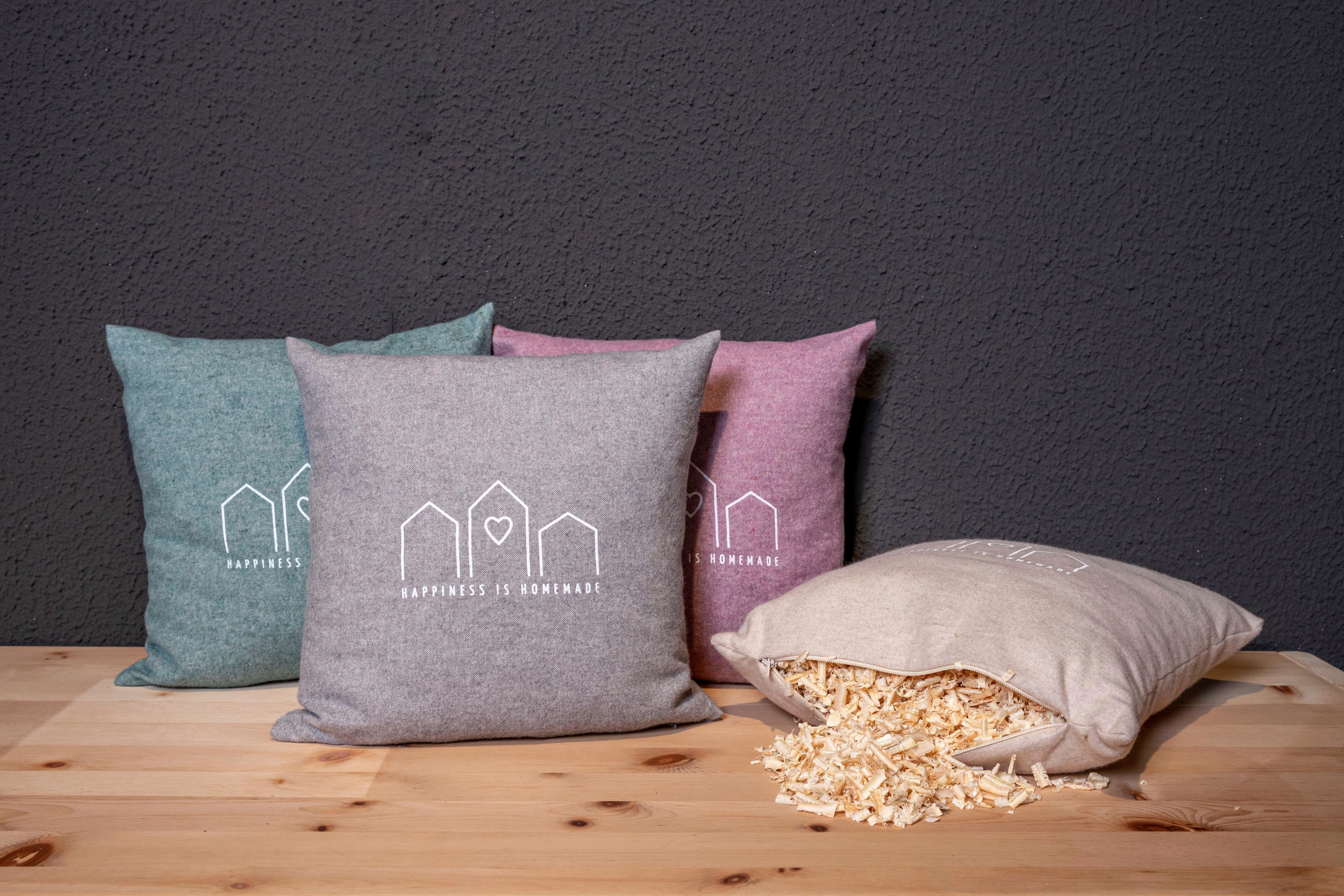 herbalind Zirbenkissen Happiness is Homemade - Flanell in rot 30x30 mit Reißverschluss, 100% Baumwolle mit Zirbe Füllung - Handmade in Germany