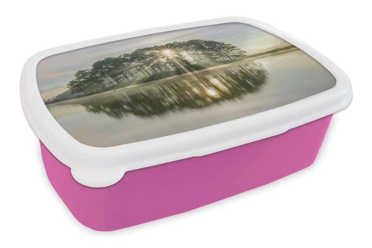 MuchoWow Lunchbox Sonnenstrahlen durch die Bäume an einem ruhigen See, Kunststoff, (2-tlg), Brotbox für Erwachsene, Brotdose Kinder, Snackbox, Mädchen, Kunststoff rosa