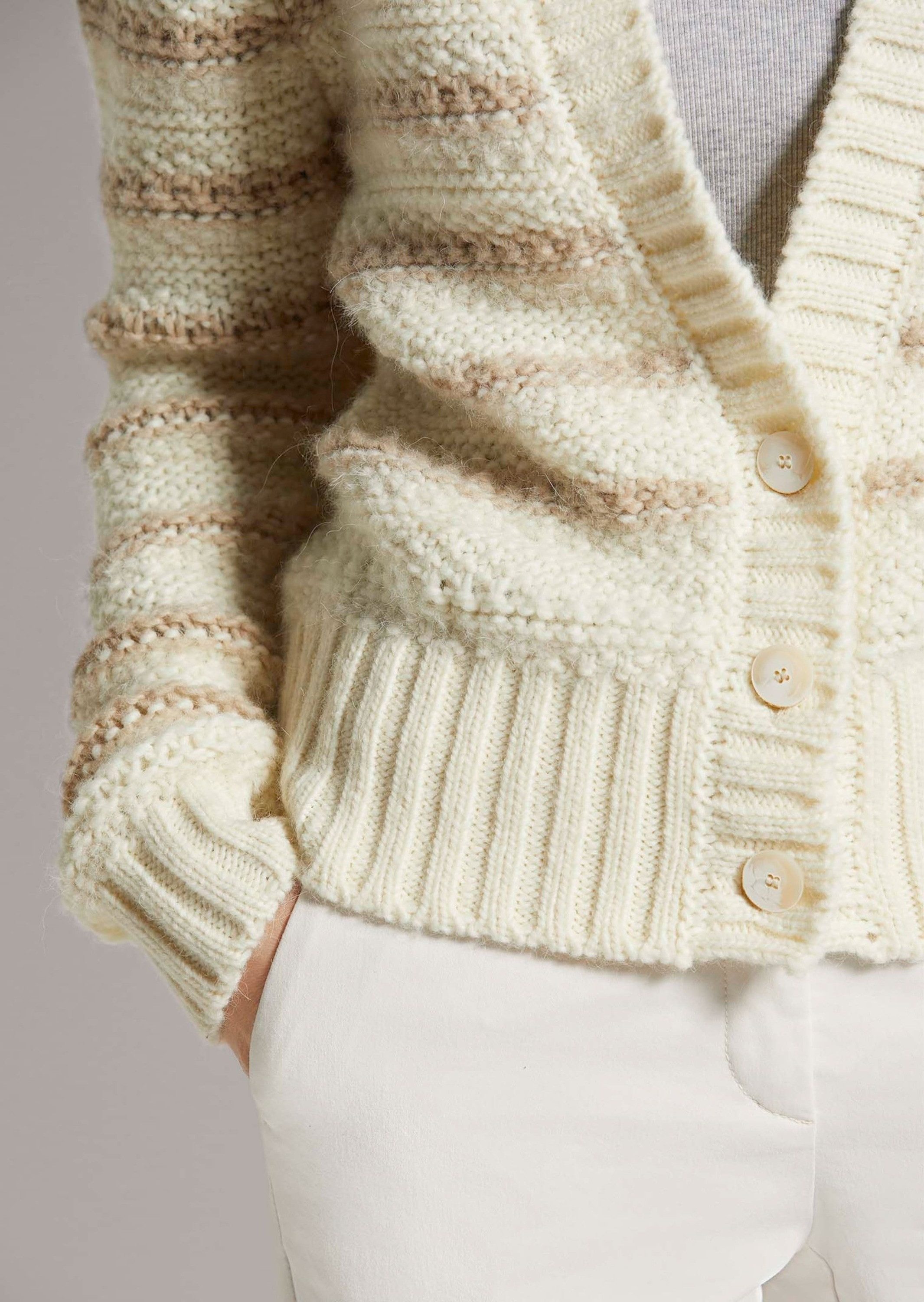 MADELEINE Strickjacke Modische Kurzjacke mit Streifen Stilvoller Look mit tiefem V-Ausschnitt und Streifen-Design – Bild 4 von 5