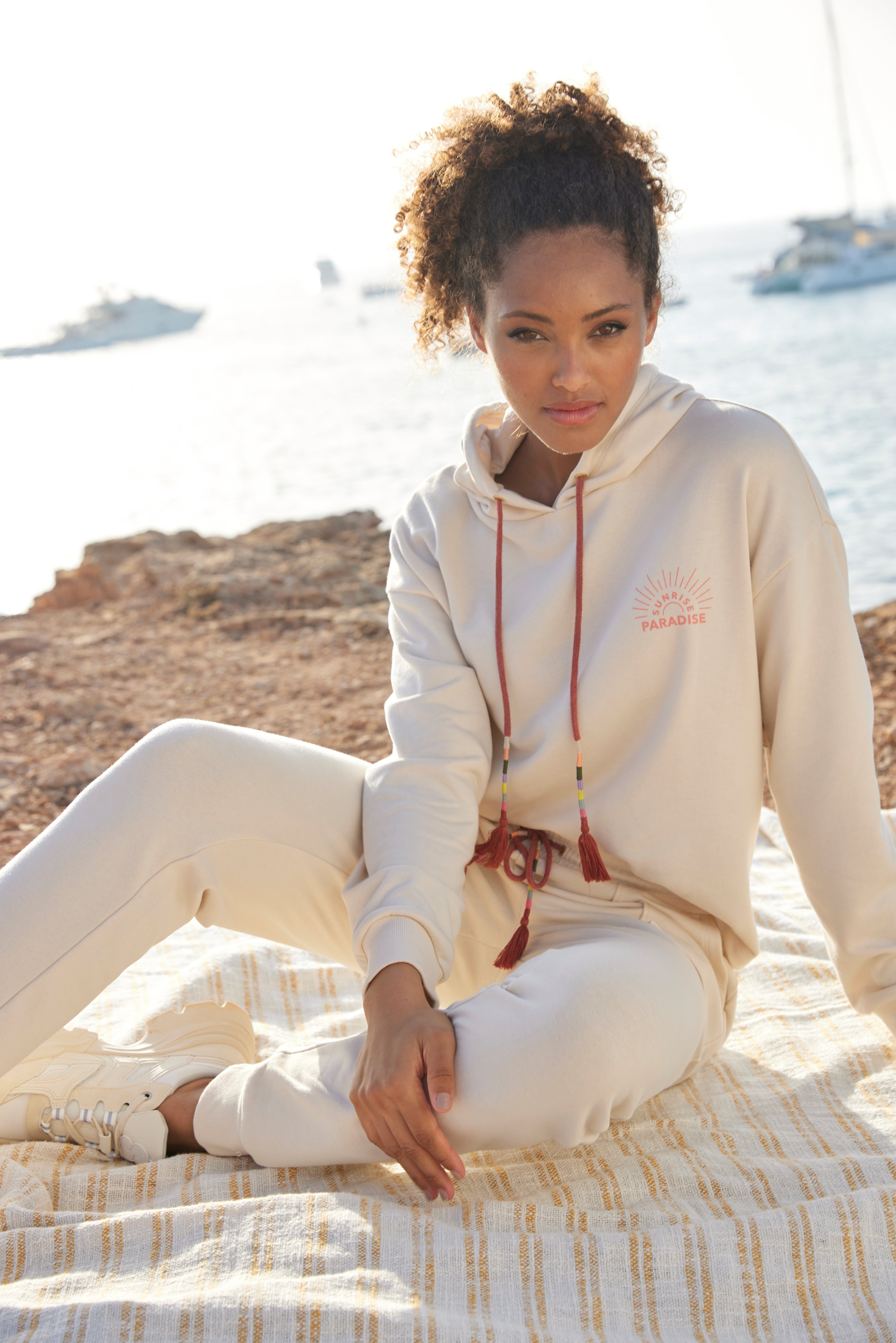 Vivance Hoodie Kapuzensweatshirt mit Print, Loungewear