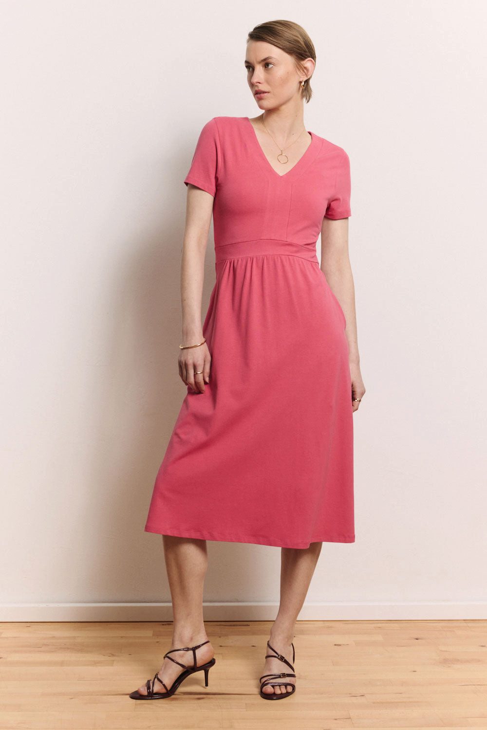 Tranquillo Sommerkleid Doroo aus Bio-Baumwolle V-Ausschnitt Figur umspielend 2 Taschen (Einzelteil) GOTS-zertifiziertes Midi Jerseykleid